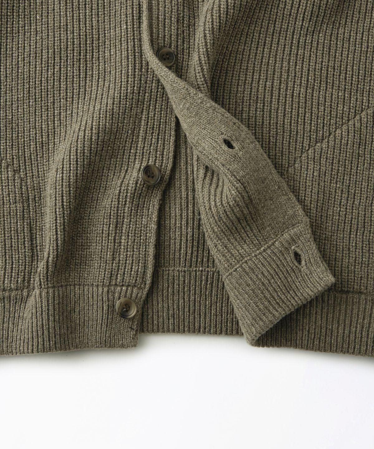 아웃스탠딩(OUTSTANDING) LAMBSWOOL ROUND NECK CARDIGAN_KHAKI MELANGE
