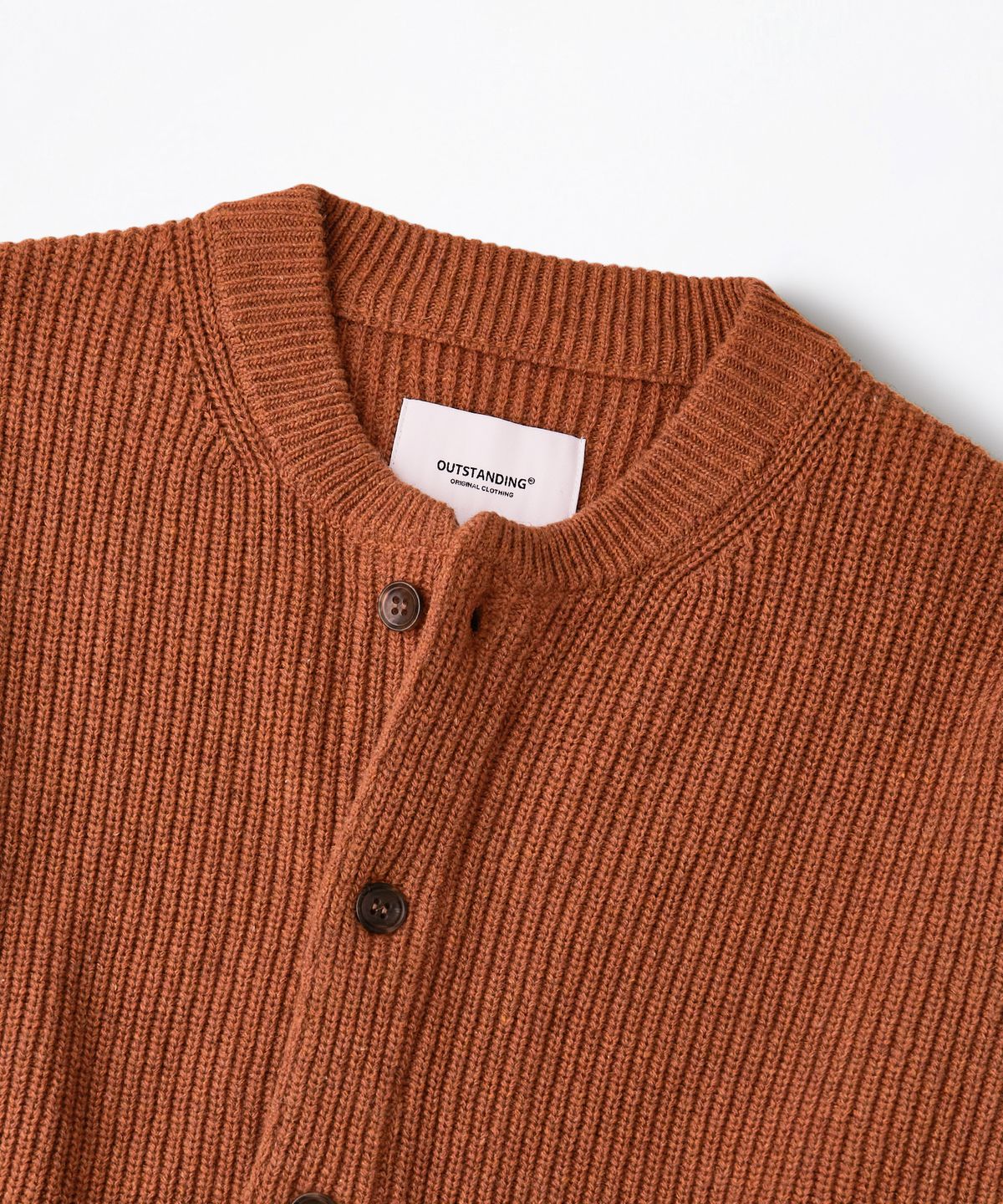 아웃스탠딩(OUTSTANDING) LAMBSWOOL ROUND NECK CARDIGAN_BRICK