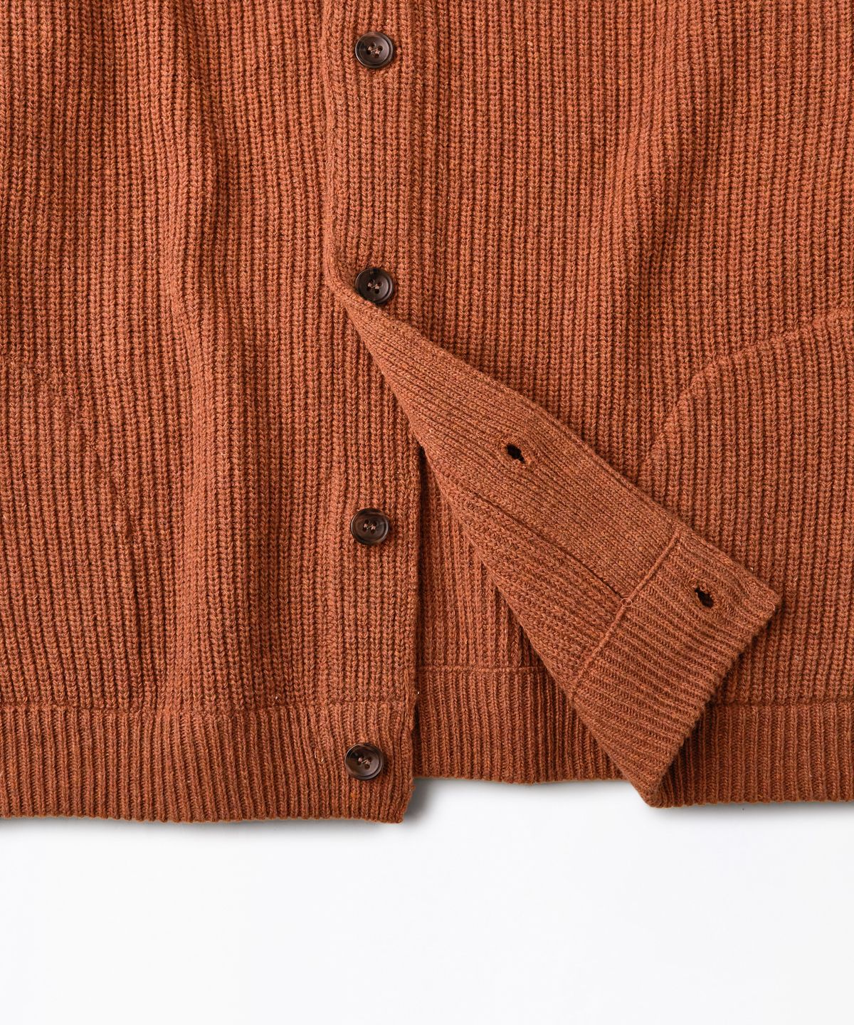 아웃스탠딩(OUTSTANDING) LAMBSWOOL ROUND NECK CARDIGAN_BRICK