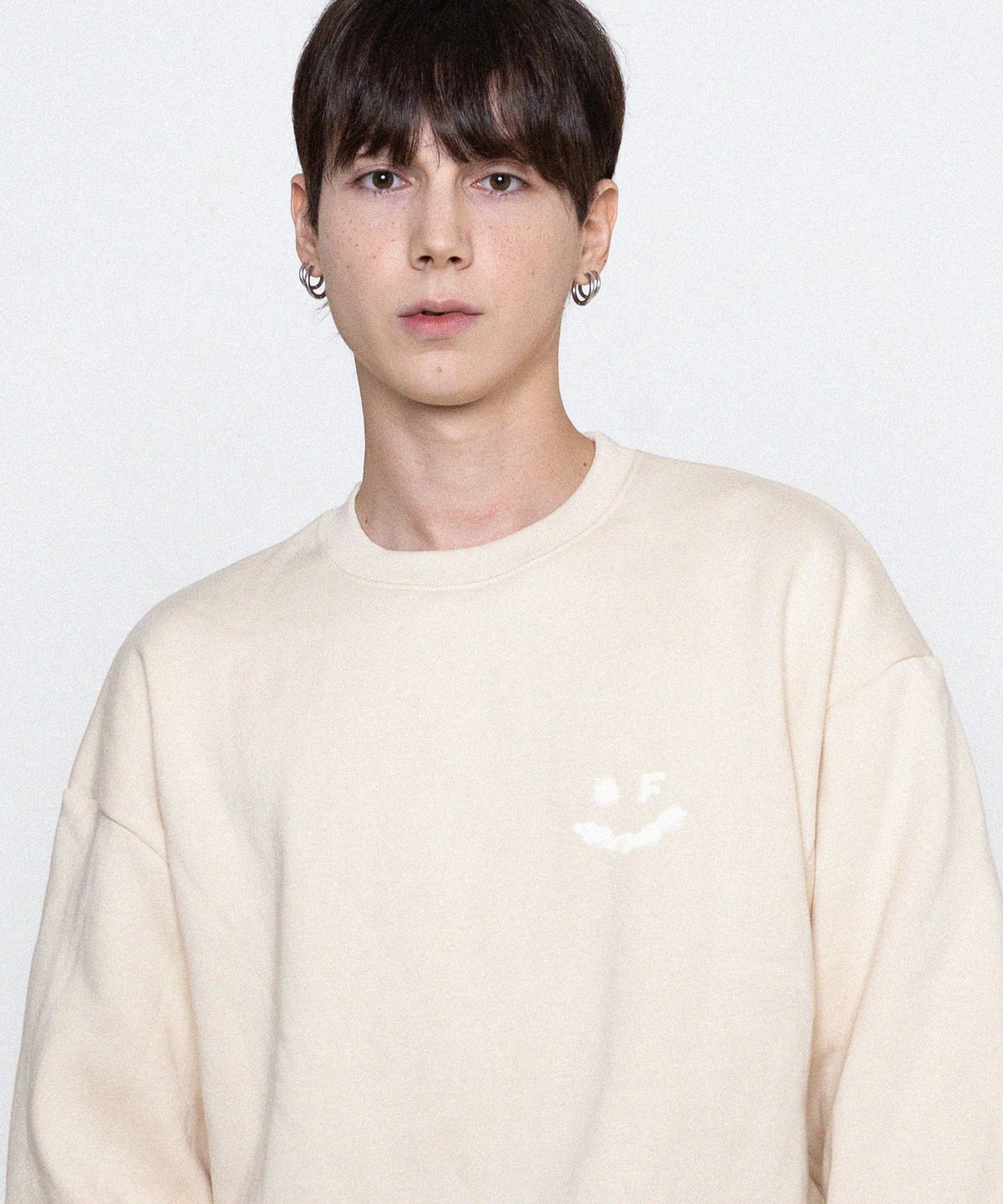 그레이버(GRAVER) [UNISEX]스몰 구름 드로잉스마일 맨투맨_크림