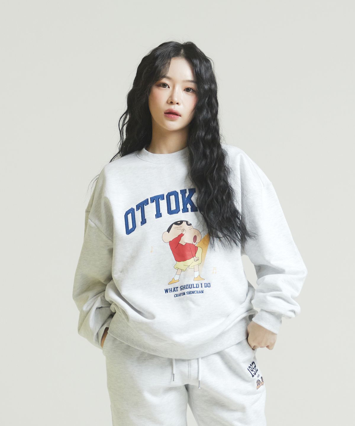 댄꼼마(DANCOMMA) 짱구 오또카지 스웨트셔츠 (멜란지그레이)