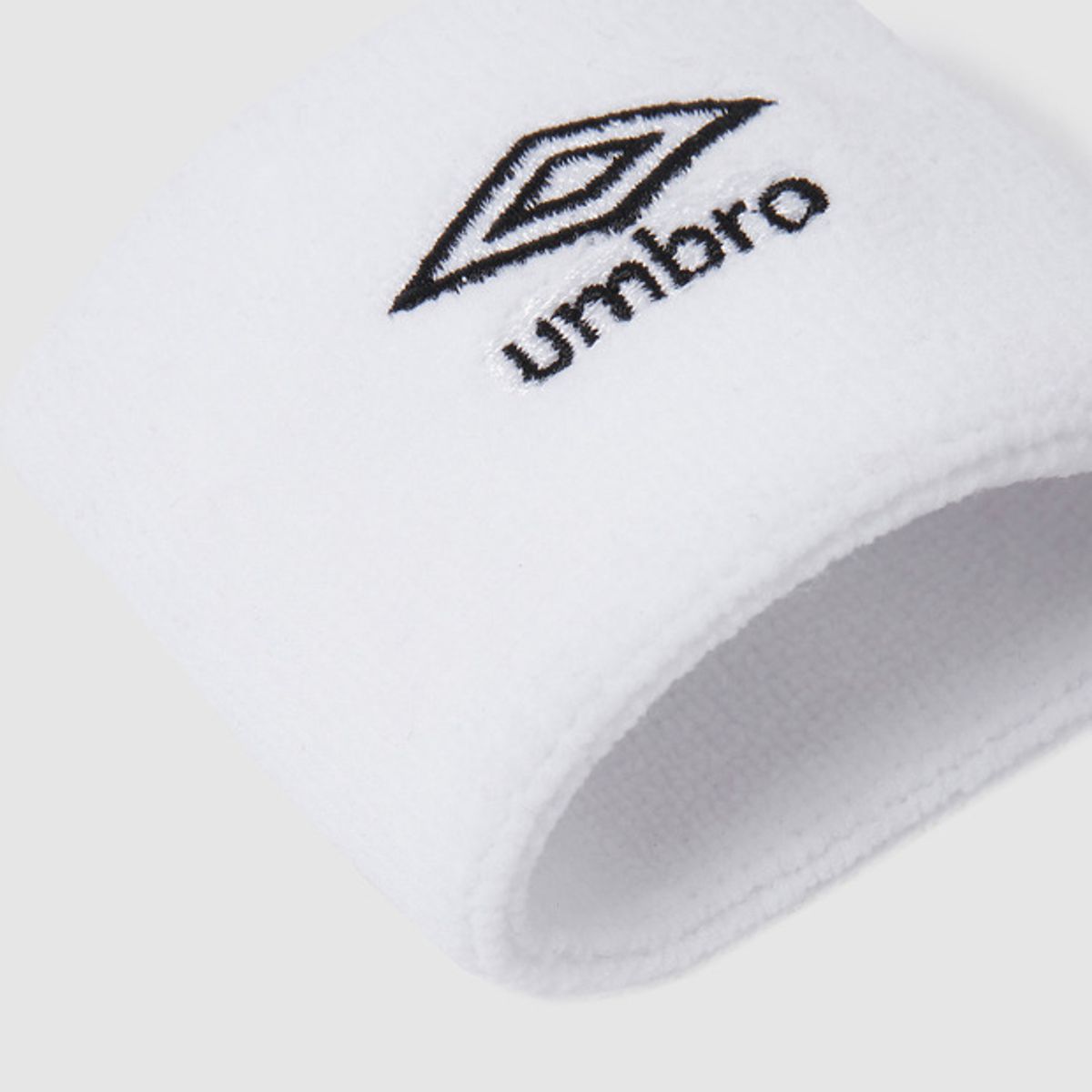엄브로(UMBRO) 스포츠 손목밴드 화이트(UQ123CAO13)