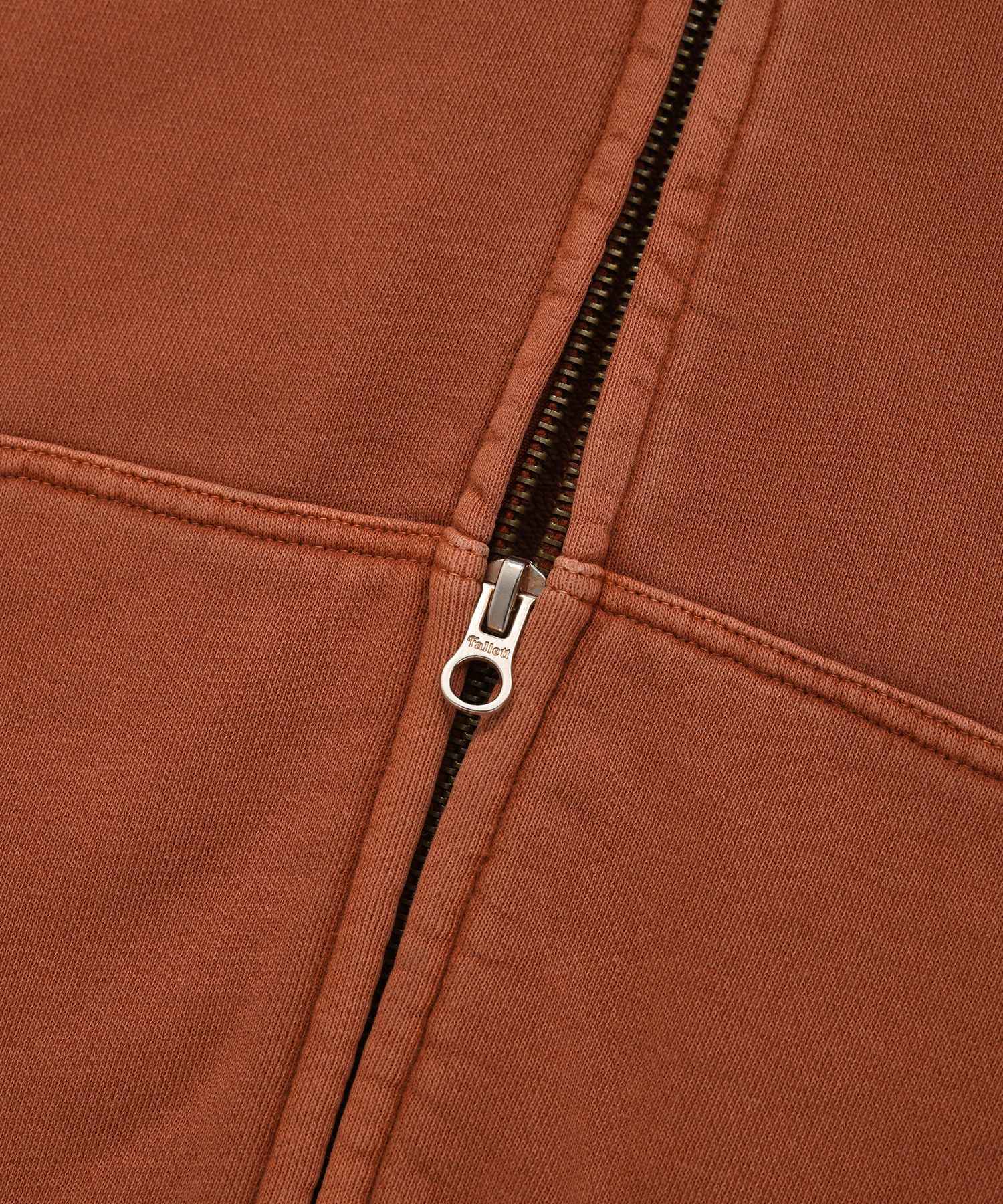 MUSINSA公式 | FALLETT Emblem pigment hood zip-up brick