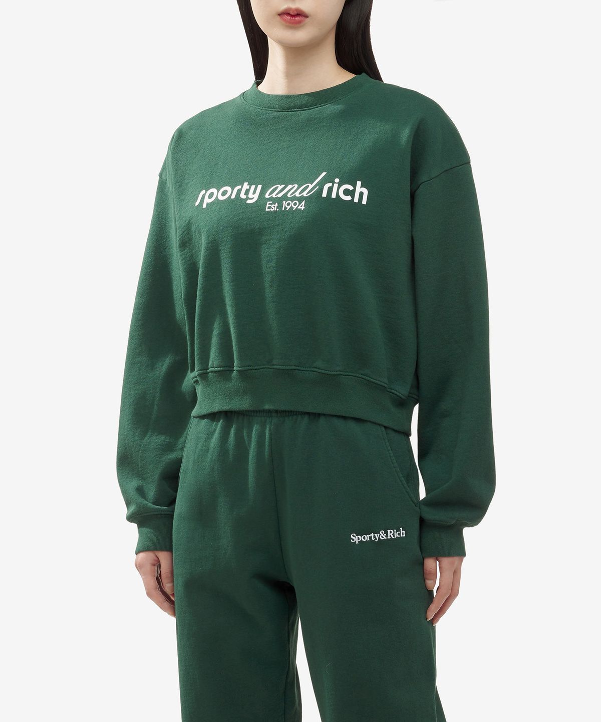 스포티앤리치(SPORTY&RICH) 로고 프린트 크롭 맨투맨 - 포레스트 그린 / CRAW2371FO
