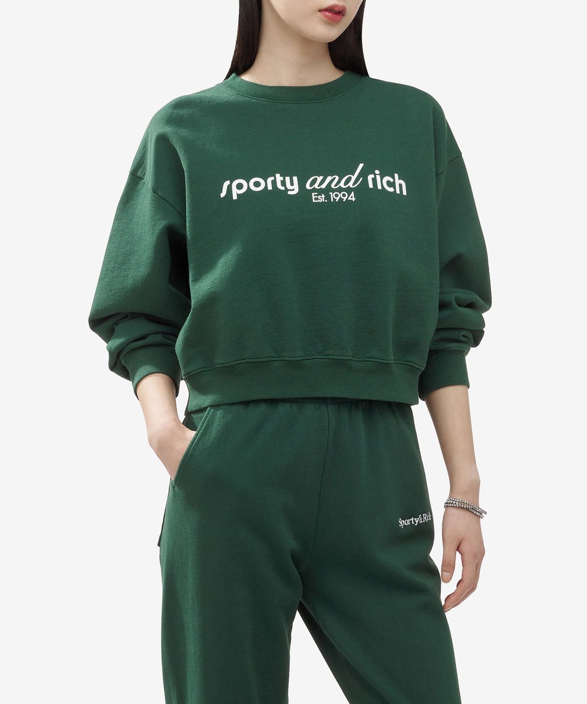 스포티앤리치(SPORTY&RICH) 로고 프린트 크롭 맨투맨 - 포레스트 그린 / CRAW2371FO
