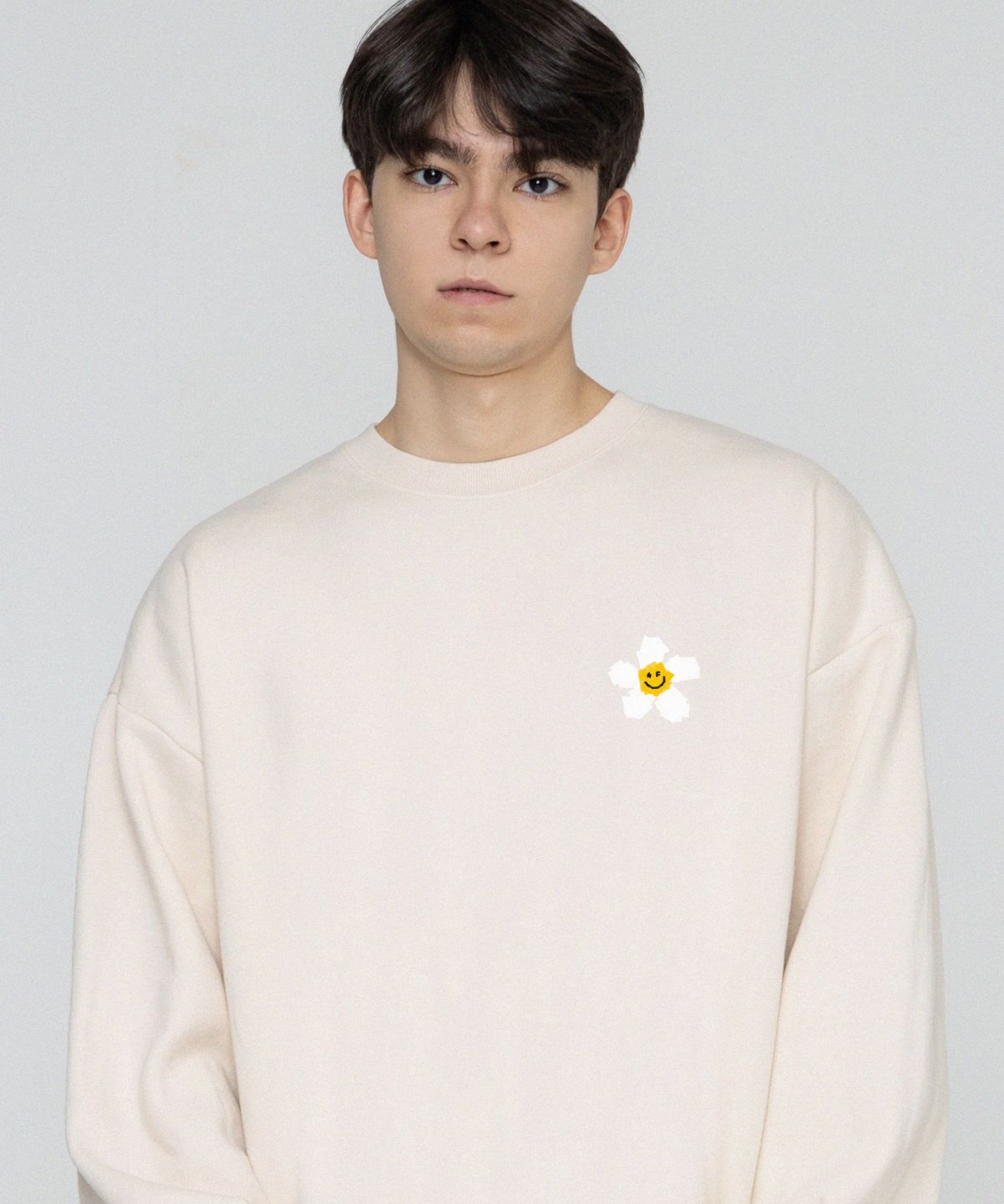 그레이버(GRAVER) [UNISEX]스몰 테잎 플라워 도트 스마일 맨투맨_크림