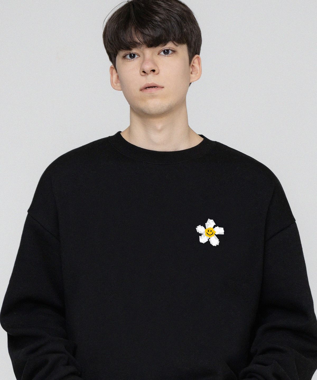 그레이버(GRAVER) [UNISEX]스몰 테잎 플라워 도트 스마일 맨투맨_블랙