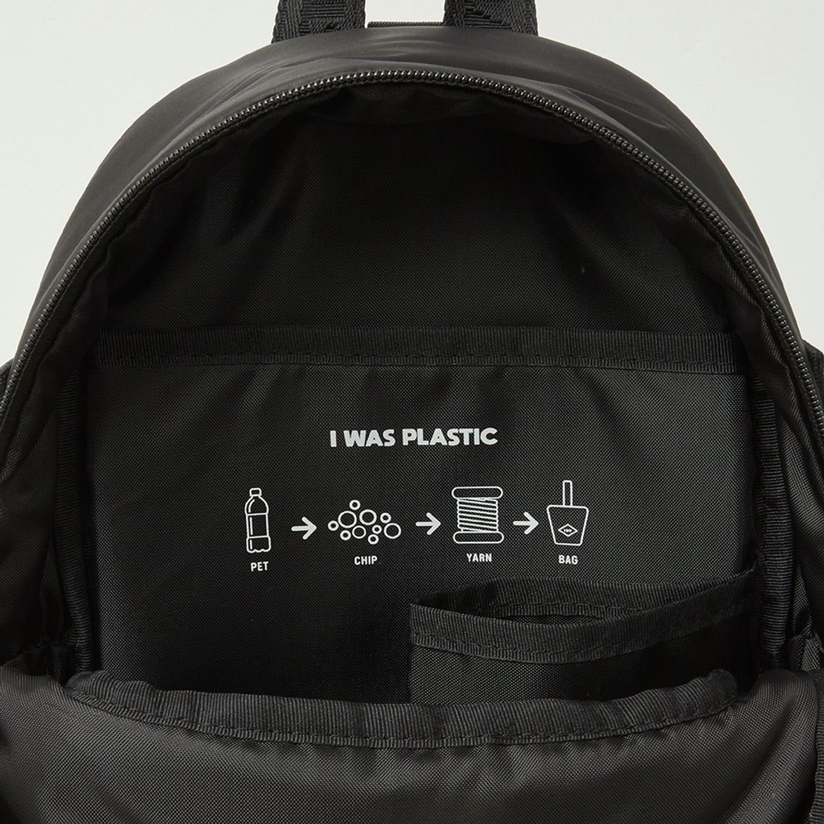 아이워즈플라스틱(I WAS PLASTIC) 비건 패딩 미니백팩 블랙