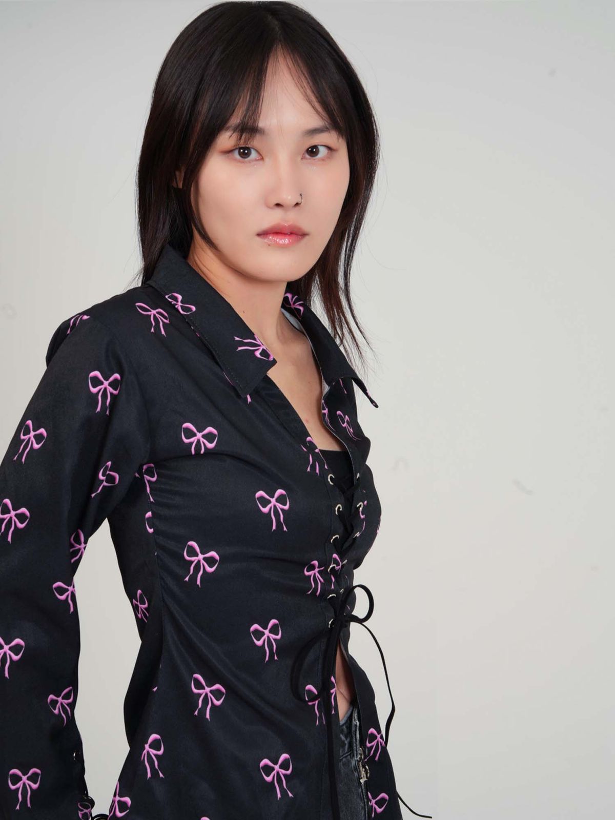 딜레탕티즘(DILETTANTISME) 리본 아일렛 셔츠 블랙