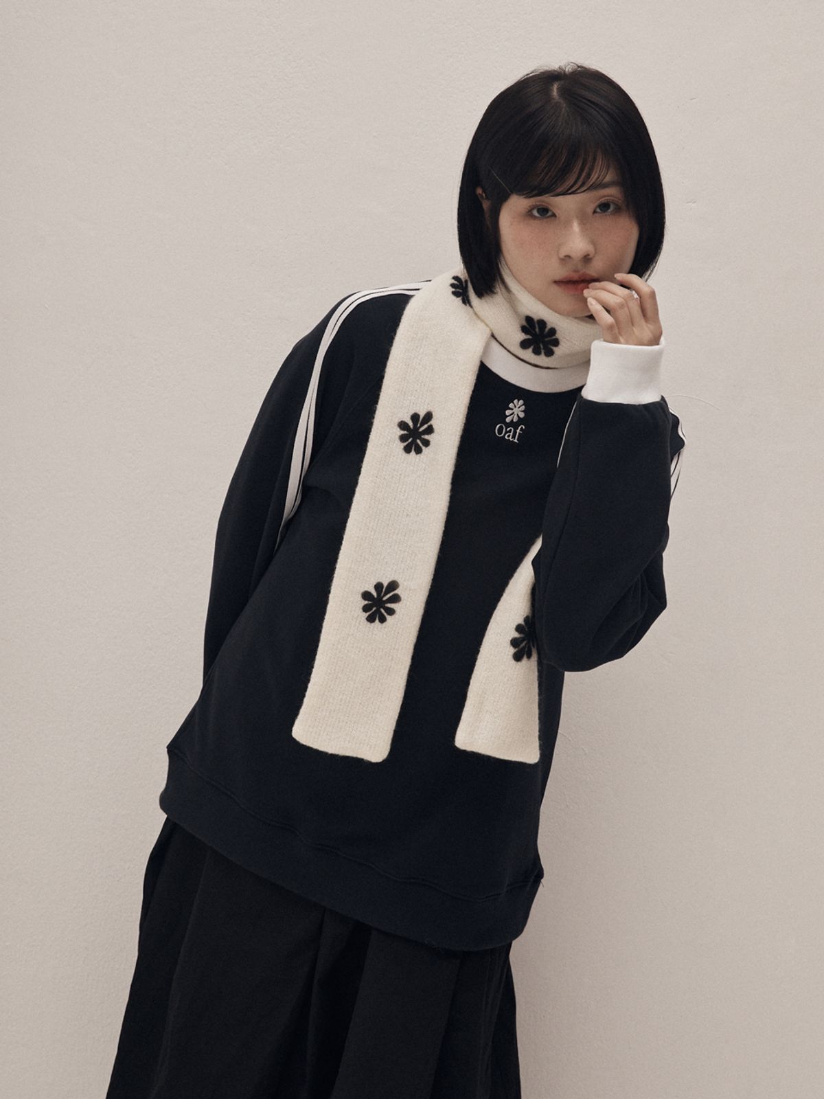 오피쉬(OAFISH) SPRAY LOGO MUFFLER, IVORY/BLACK
