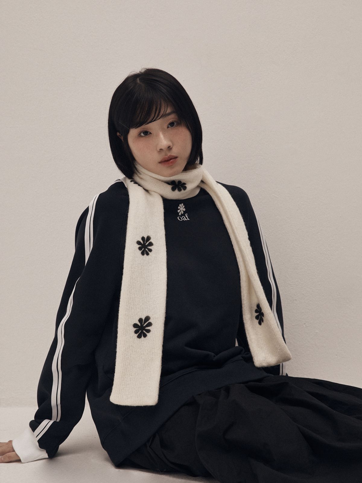 오피쉬(OAFISH) SPRAY LOGO MUFFLER, IVORY/BLACK