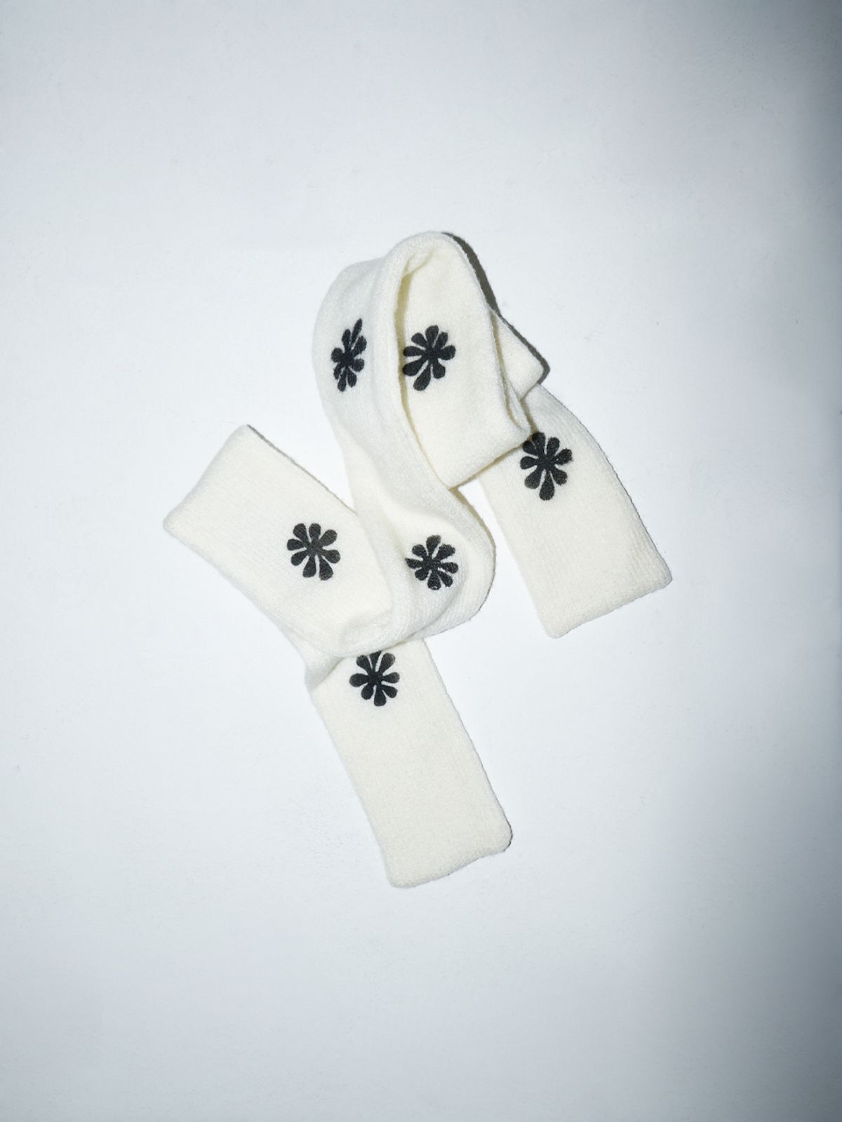 오피쉬(OAFISH) SPRAY LOGO MUFFLER, IVORY/BLACK
