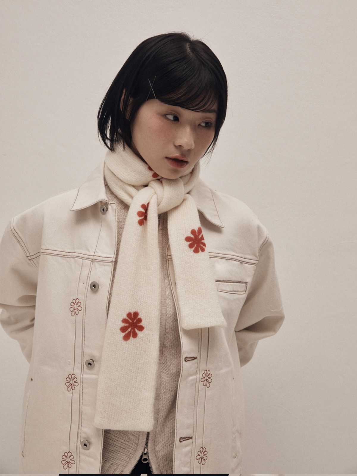 오피쉬(OAFISH) SPRAY LOGO MUFFLER, IVORY/RED