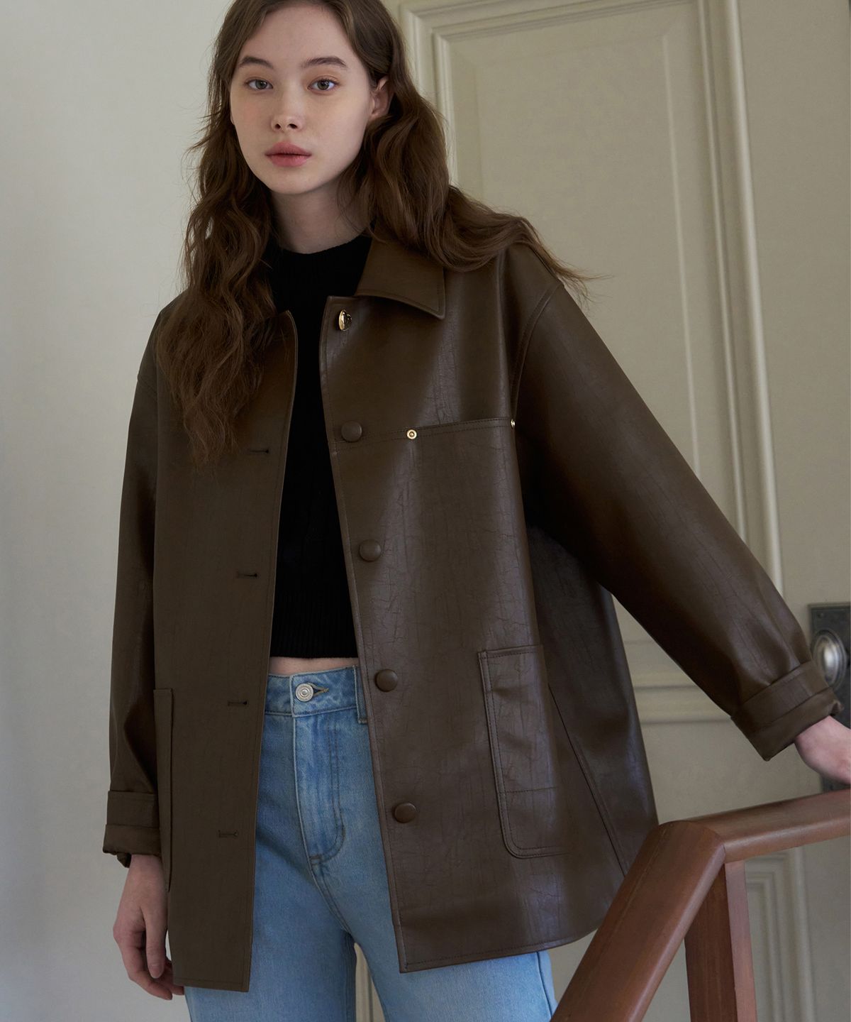 드로우핏 우먼(DRAWFIT WOMEN) 버튼 레더 하프 자켓 [BROWN]