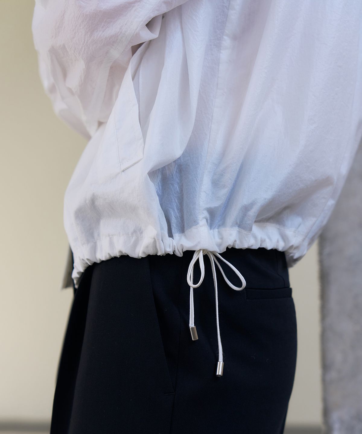 드로우핏 우먼(DRAWFIT WOMEN) 셔링 집업 윈드브레이커 [WHITE]