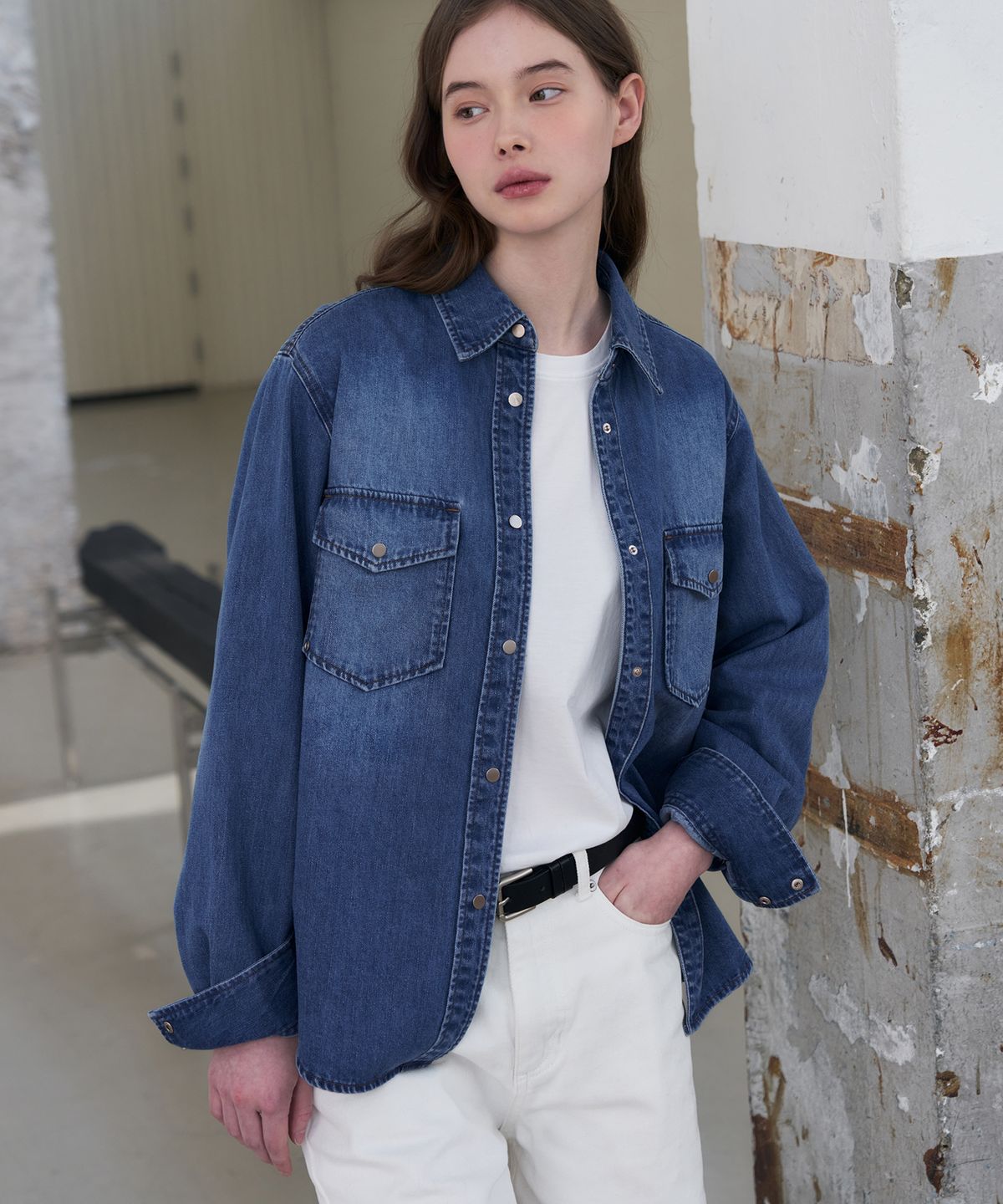 드로우핏 우먼(DRAWFIT WOMEN) 슬림 라인 포켓 데님 셔츠 [BLUE]