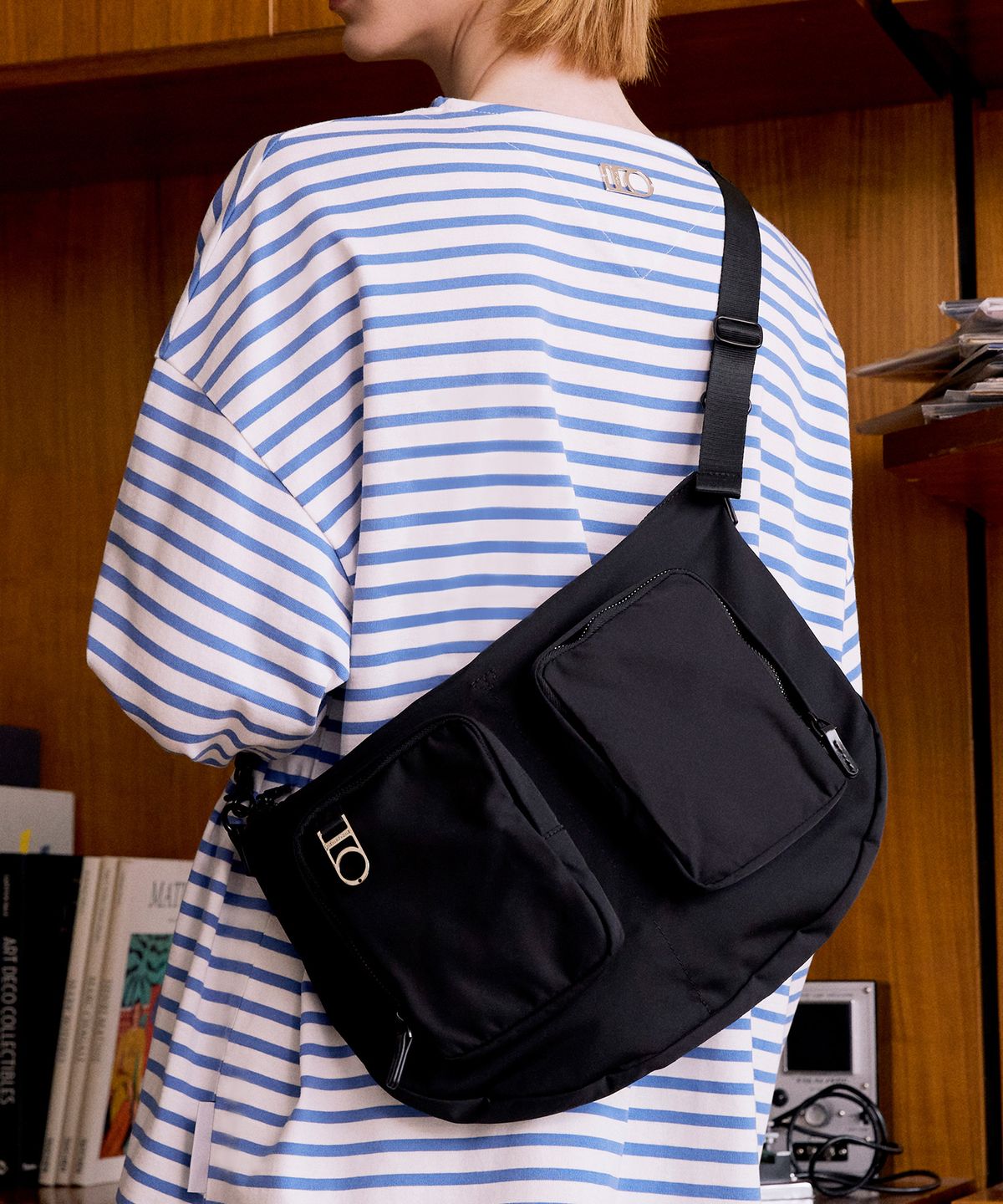 디써티원(DTHIRTYONE) Double Pocket Half-Moon Crossbag (BLACK)
