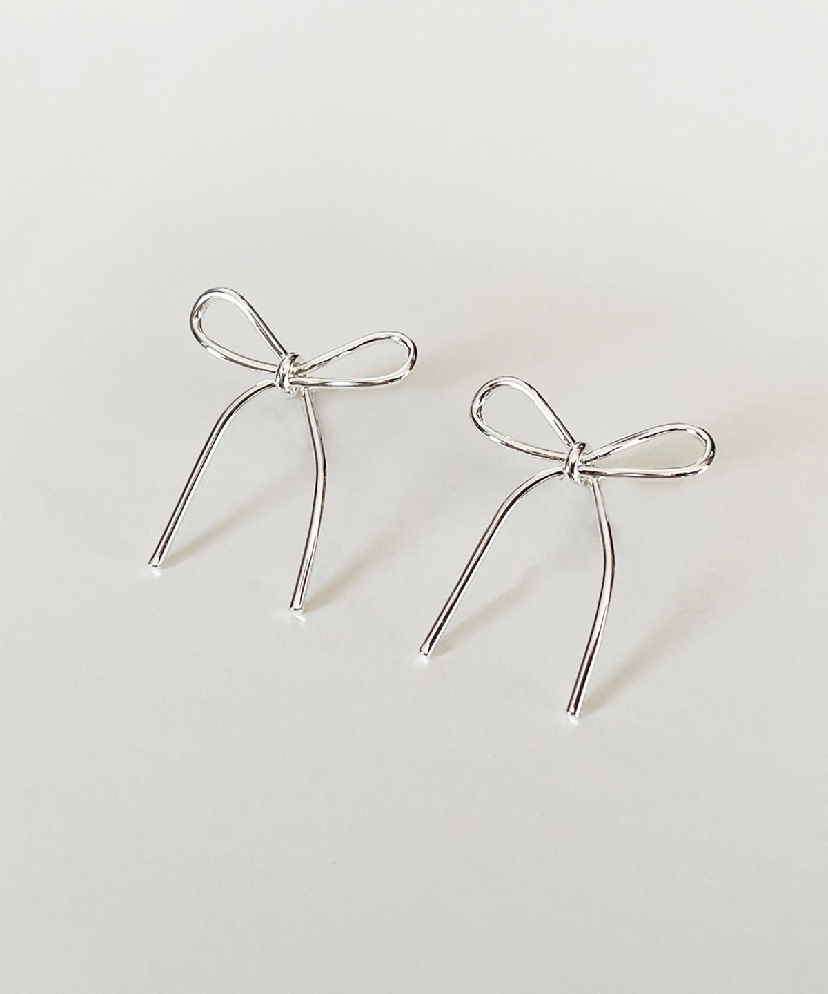 엘리오나(ELYONA) 보우 리본 귀걸이 Bow Earrings (silver)