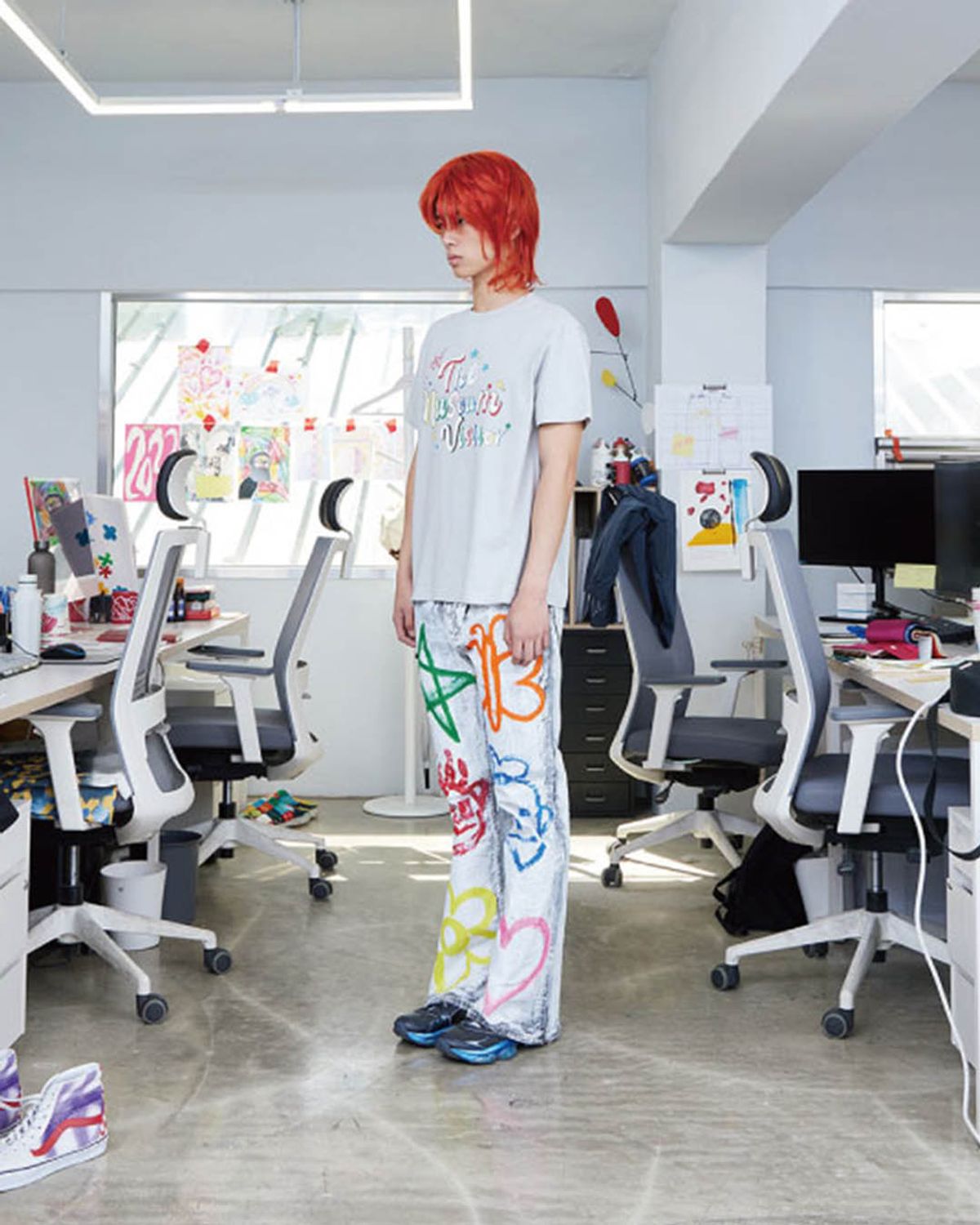 더뮤지엄비지터(THEMUSEUMVISITOR) PARTY GLITTER LOGO T-SHIRTS (LIGHT GREY)