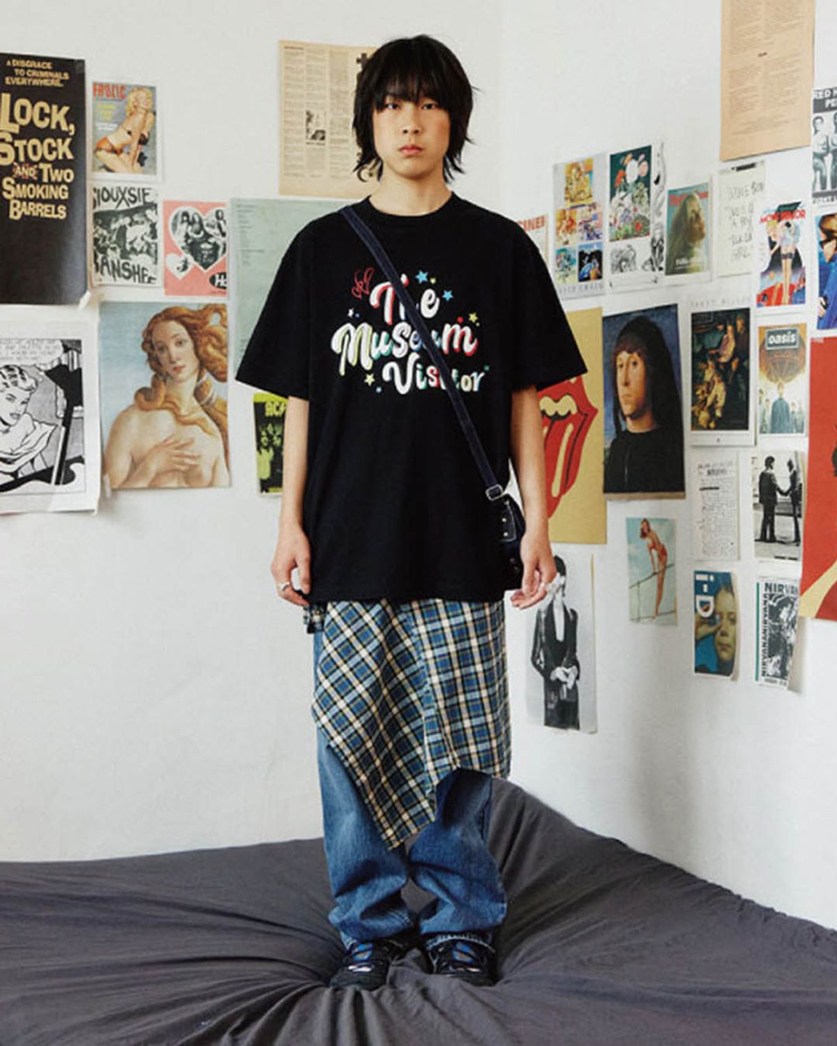 더뮤지엄비지터(THEMUSEUMVISITOR) PARTY GLITTER LOGO T-SHIRTS (BLACK)