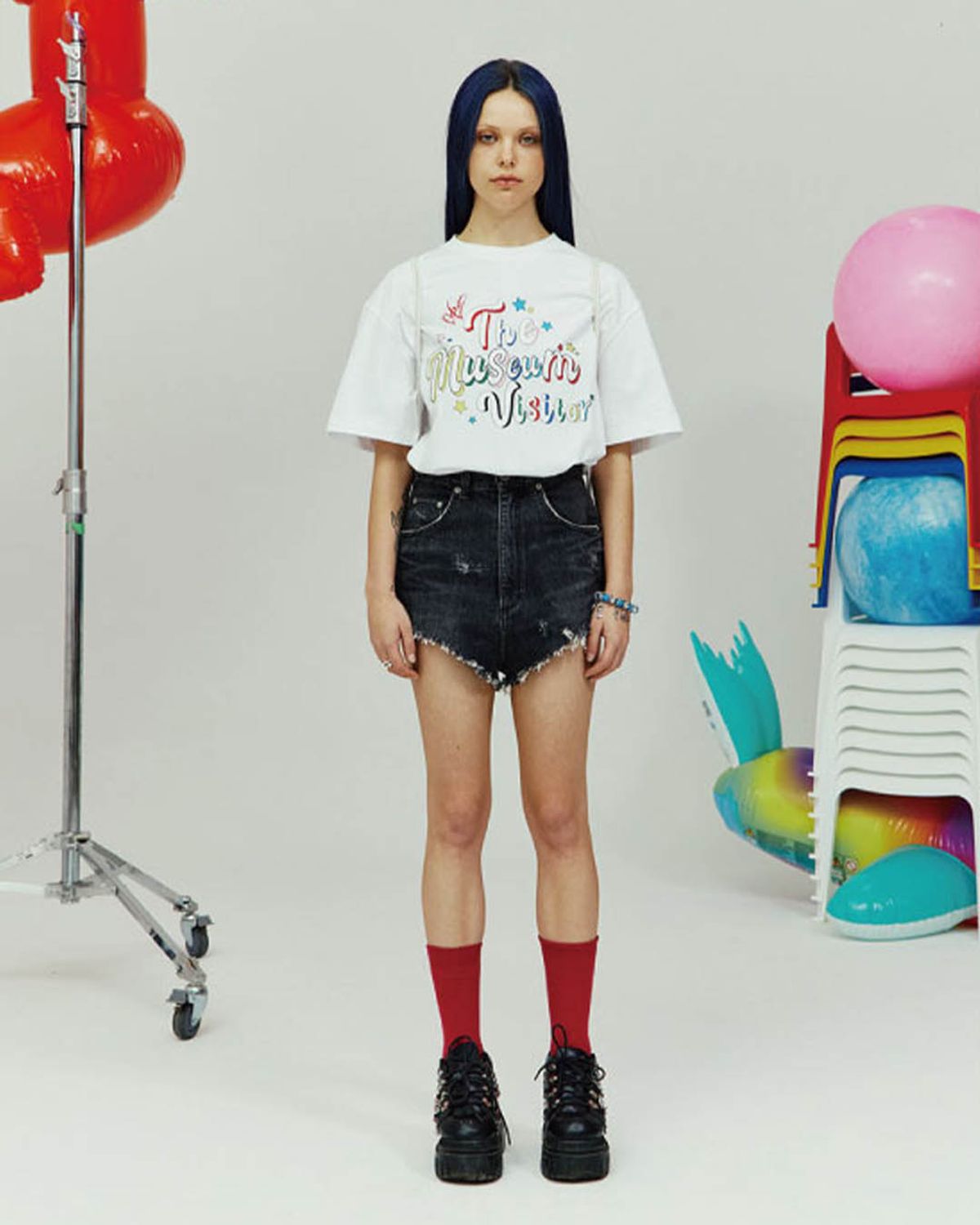 더뮤지엄비지터(THEMUSEUMVISITOR) PARTY GLITTER LOGO T-SHIRTS (WHITE)