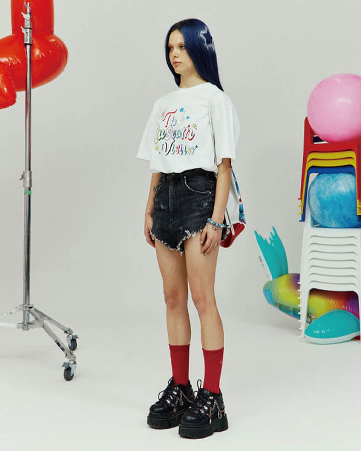 더뮤지엄비지터(THEMUSEUMVISITOR) PARTY GLITTER LOGO T-SHIRTS (WHITE)