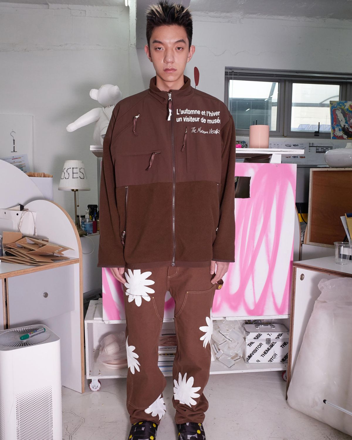 더뮤지엄비지터(THEMUSEUMVISITOR) HAND PAINTED FLOWER CITY PANTS (BROWN)