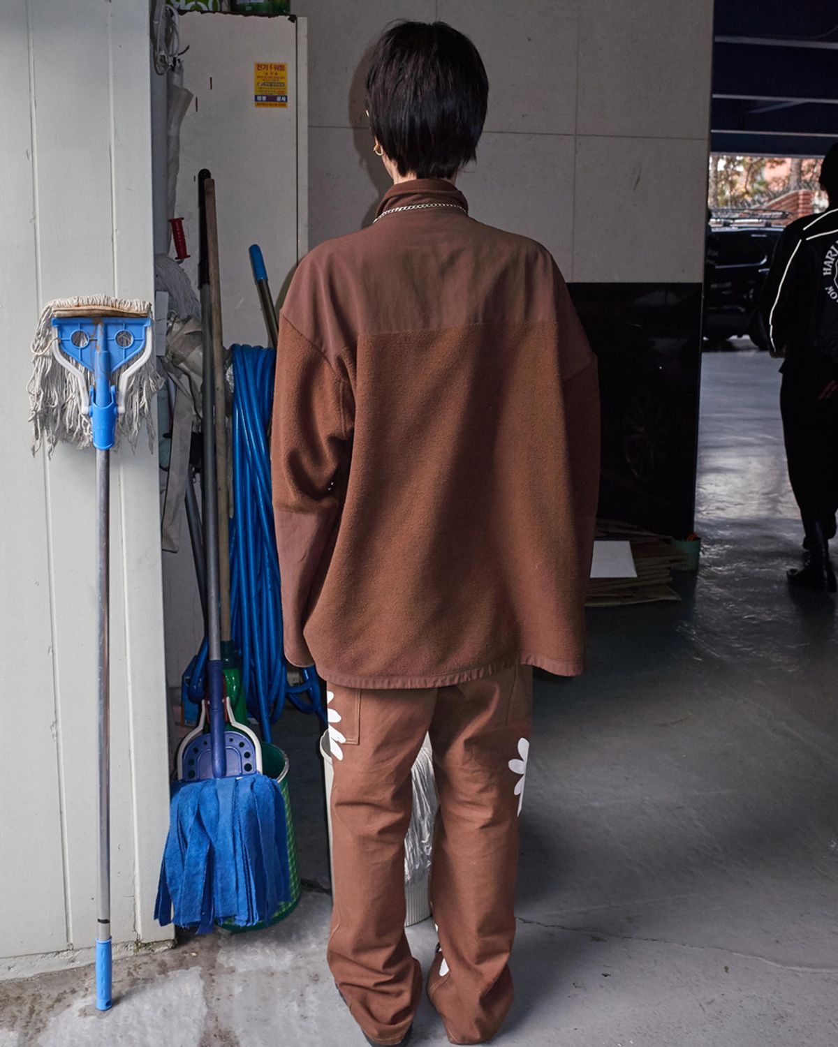 더뮤지엄비지터(THEMUSEUMVISITOR) HAND PAINTED FLOWER CITY PANTS (BROWN)
