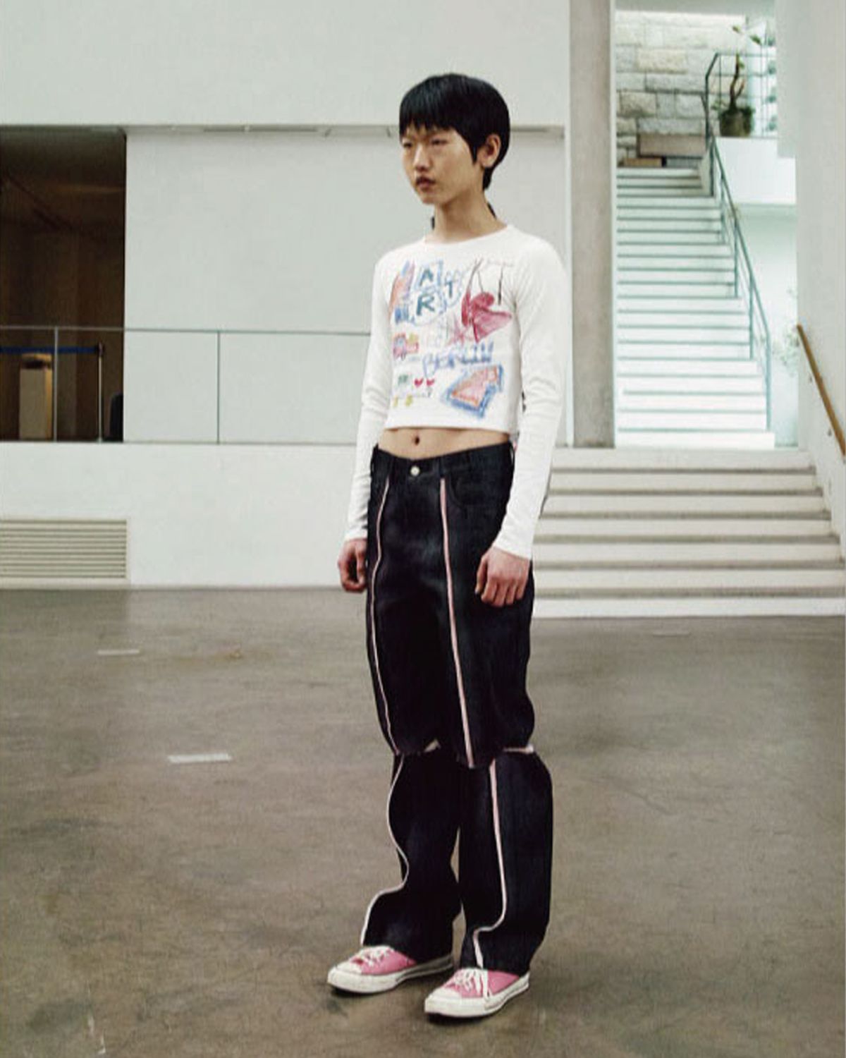 더뮤지엄비지터(THEMUSEUMVISITOR) SPRAYED CUT-OUT DENIM PANTS (BLACK)