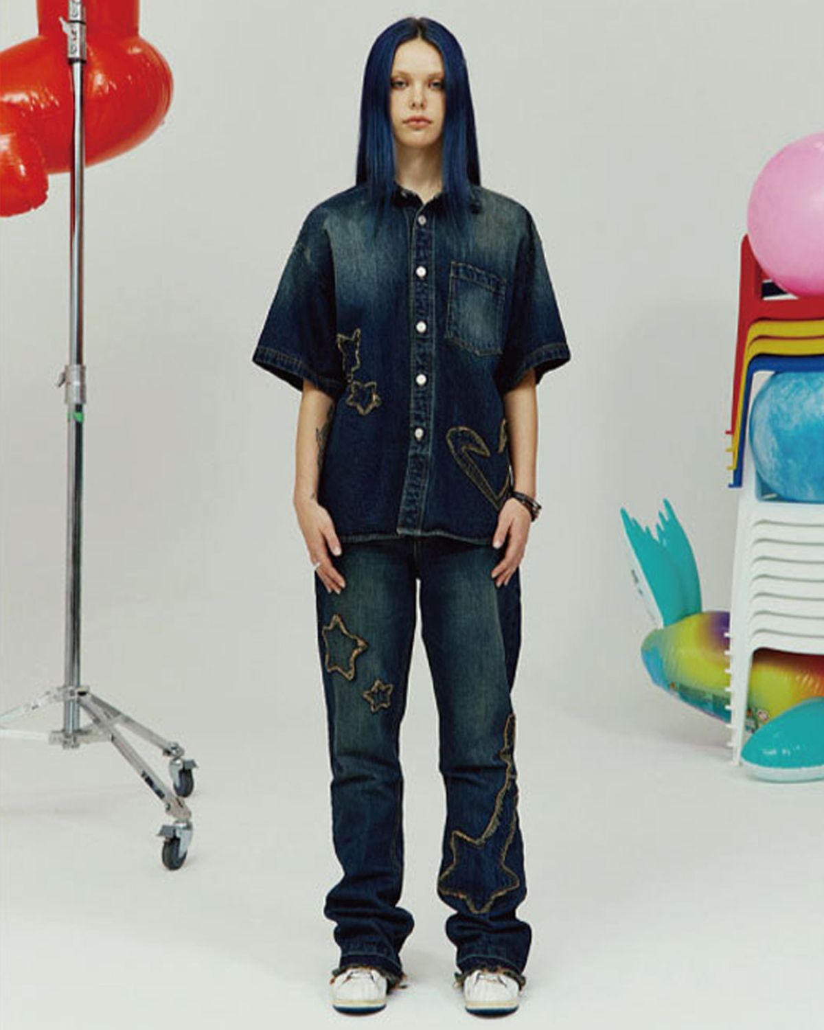 더뮤지엄비지터(THEMUSEUMVISITOR) STAR DAMAGED BOOTSCUT DENIM PANTS (YELLOW BLUE)