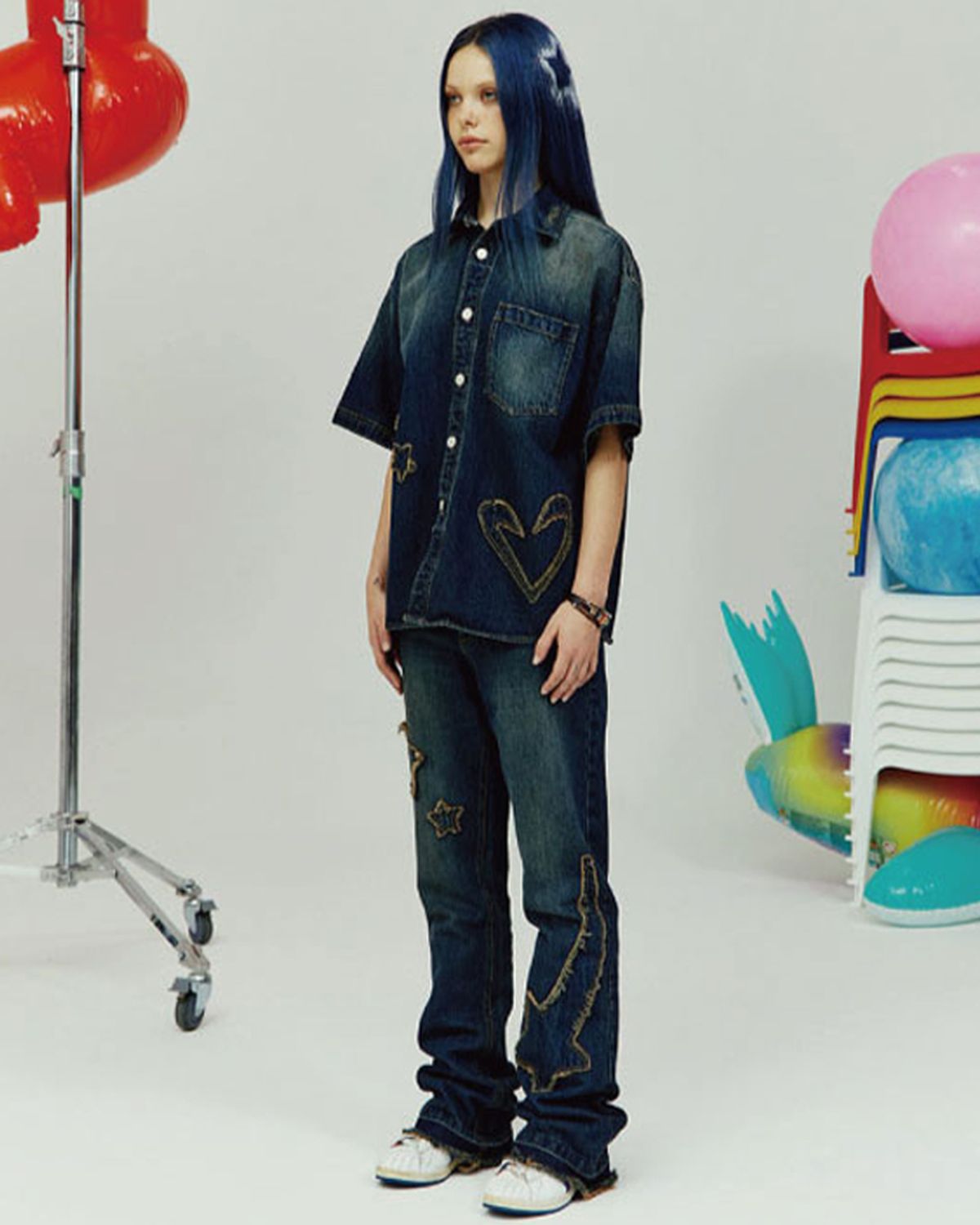 더뮤지엄비지터(THEMUSEUMVISITOR) STAR DAMAGED BOOTSCUT DENIM PANTS (YELLOW BLUE)