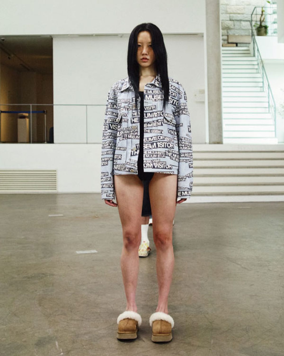 더뮤지엄비지터(THEMUSEUMVISITOR) THE MUSEUM VISITOR LOGO PRINTED TRUCKER JACKET (SKY BLUE)