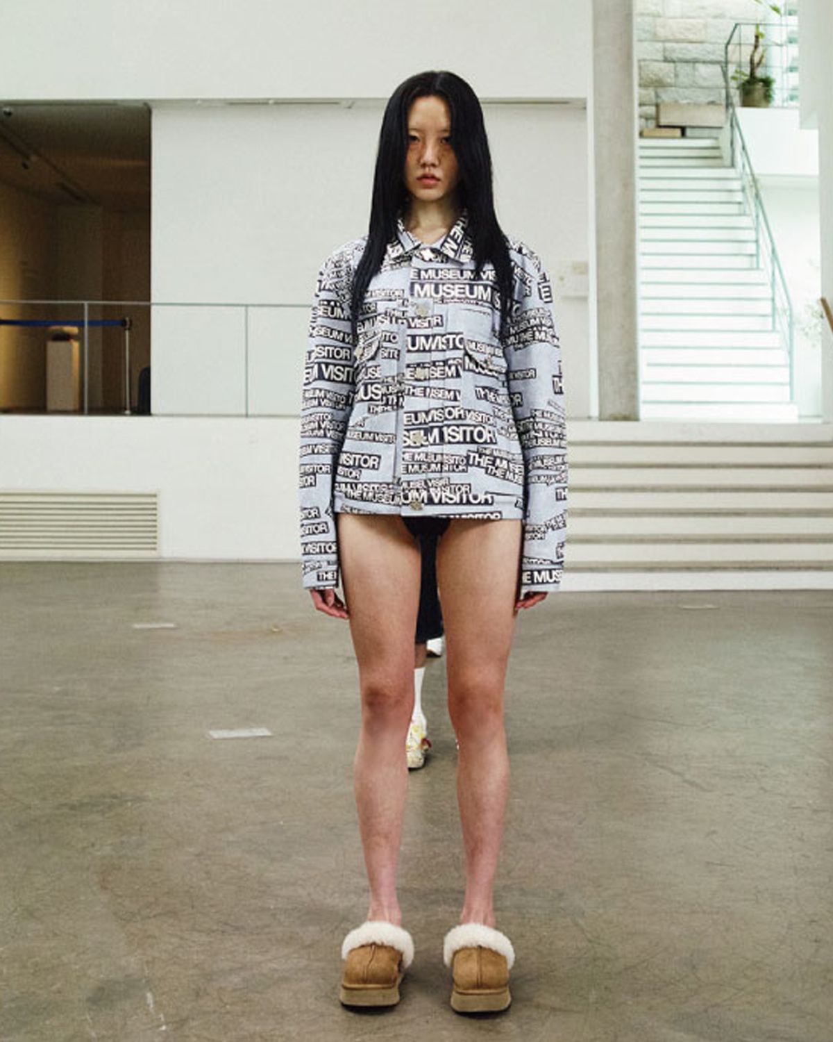 더뮤지엄비지터(THEMUSEUMVISITOR) THE MUSEUM VISITOR LOGO PRINTED TRUCKER JACKET (SKY BLUE)