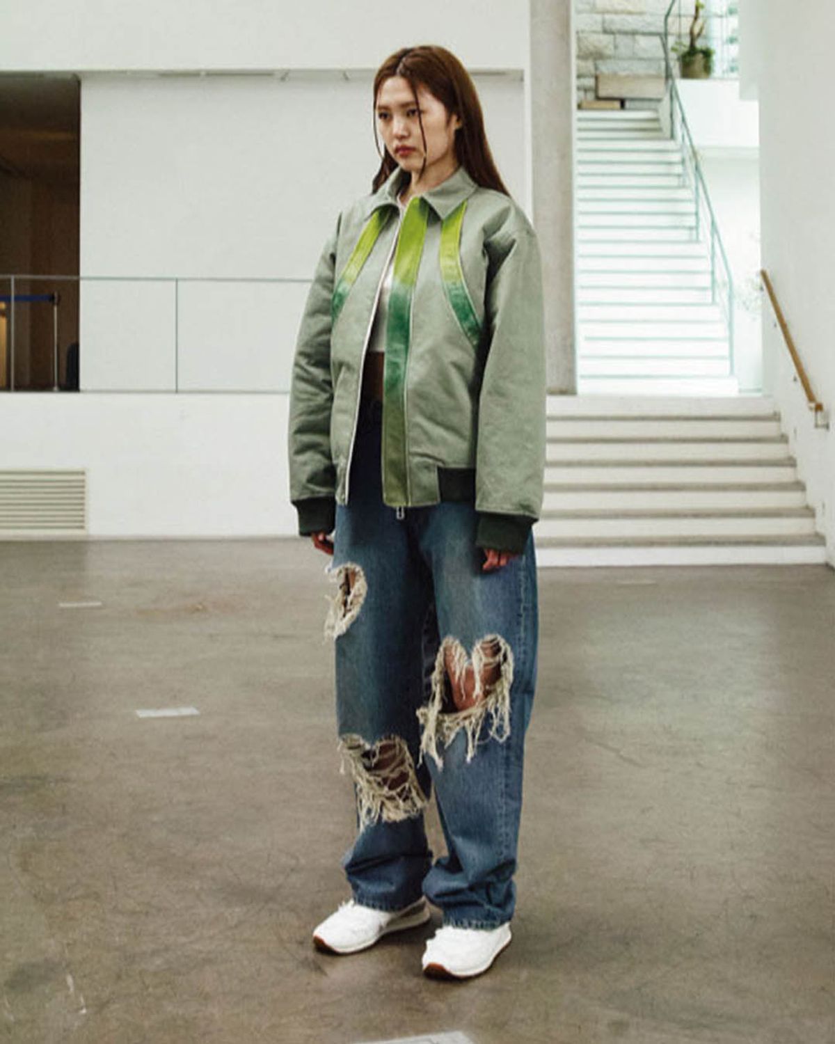 더뮤지엄비지터(THEMUSEUMVISITOR) CURVED FLAP POCKET BOMBER JACKET (BLUE)