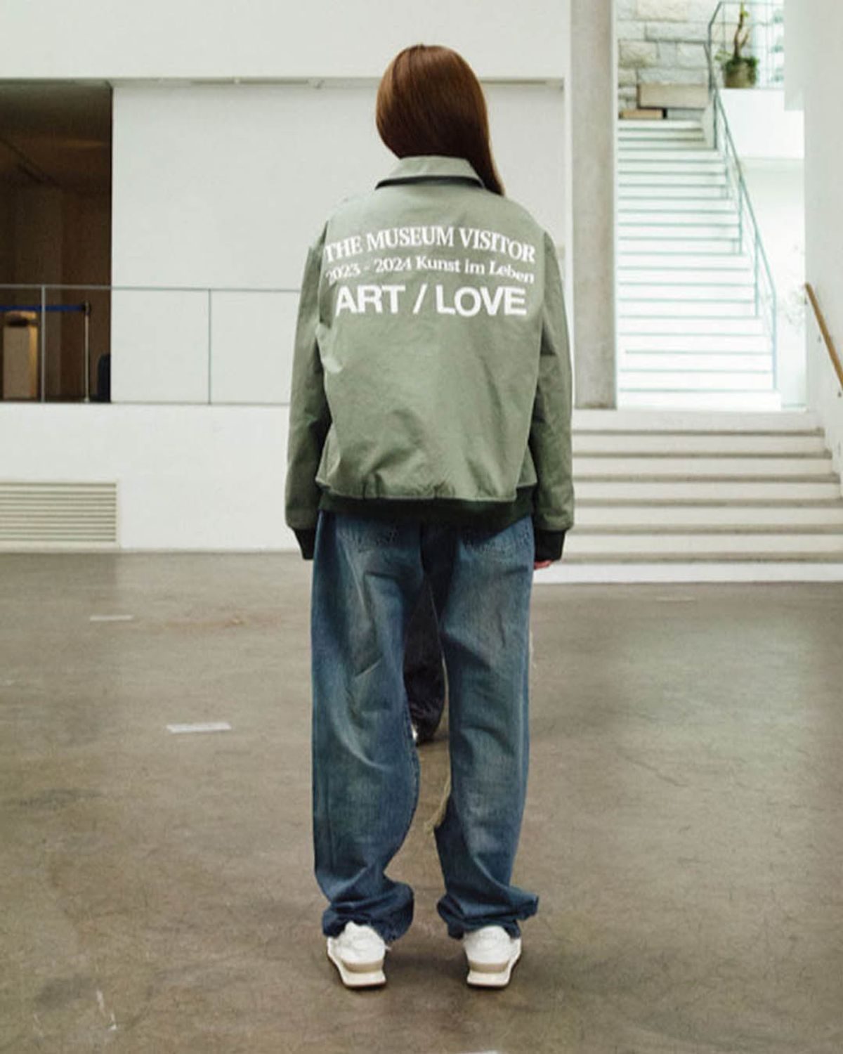 더뮤지엄비지터(THEMUSEUMVISITOR) CURVED FLAP POCKET BOMBER JACKET (BLUE)