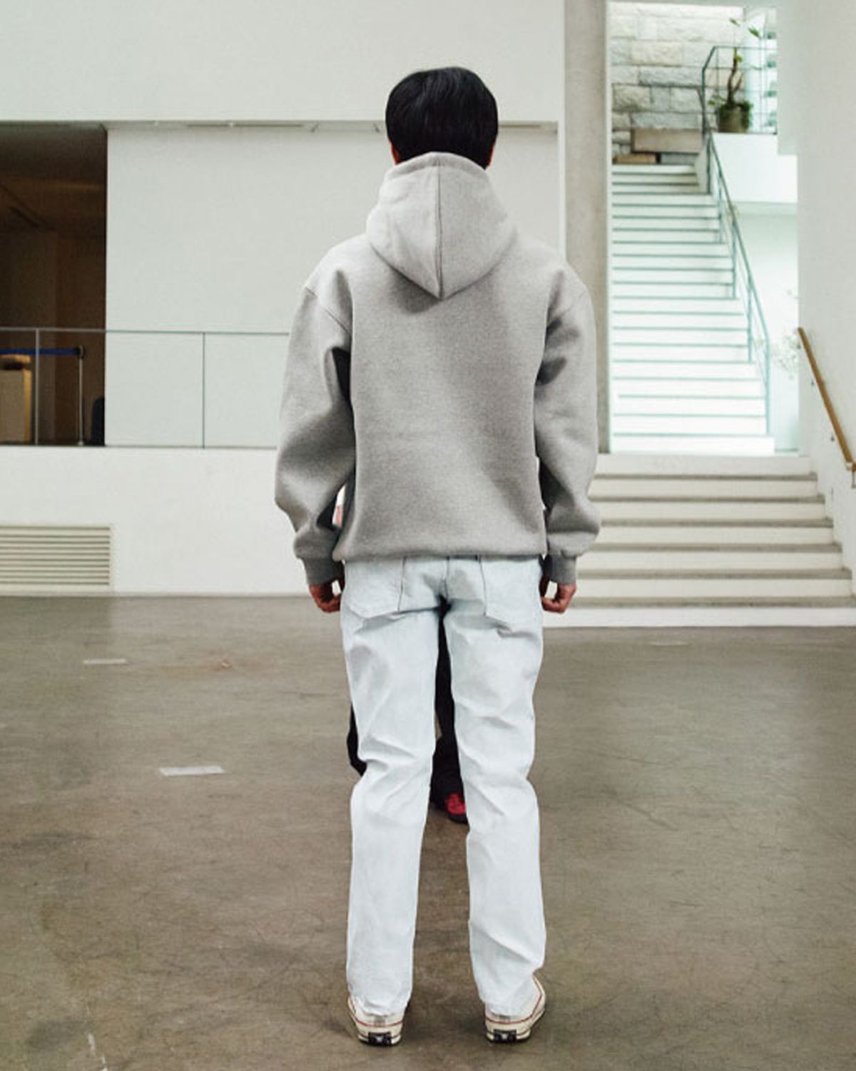 더뮤지엄비지터(THEMUSEUMVISITOR) ESSENTIAL LOGO HOODY (GREY)