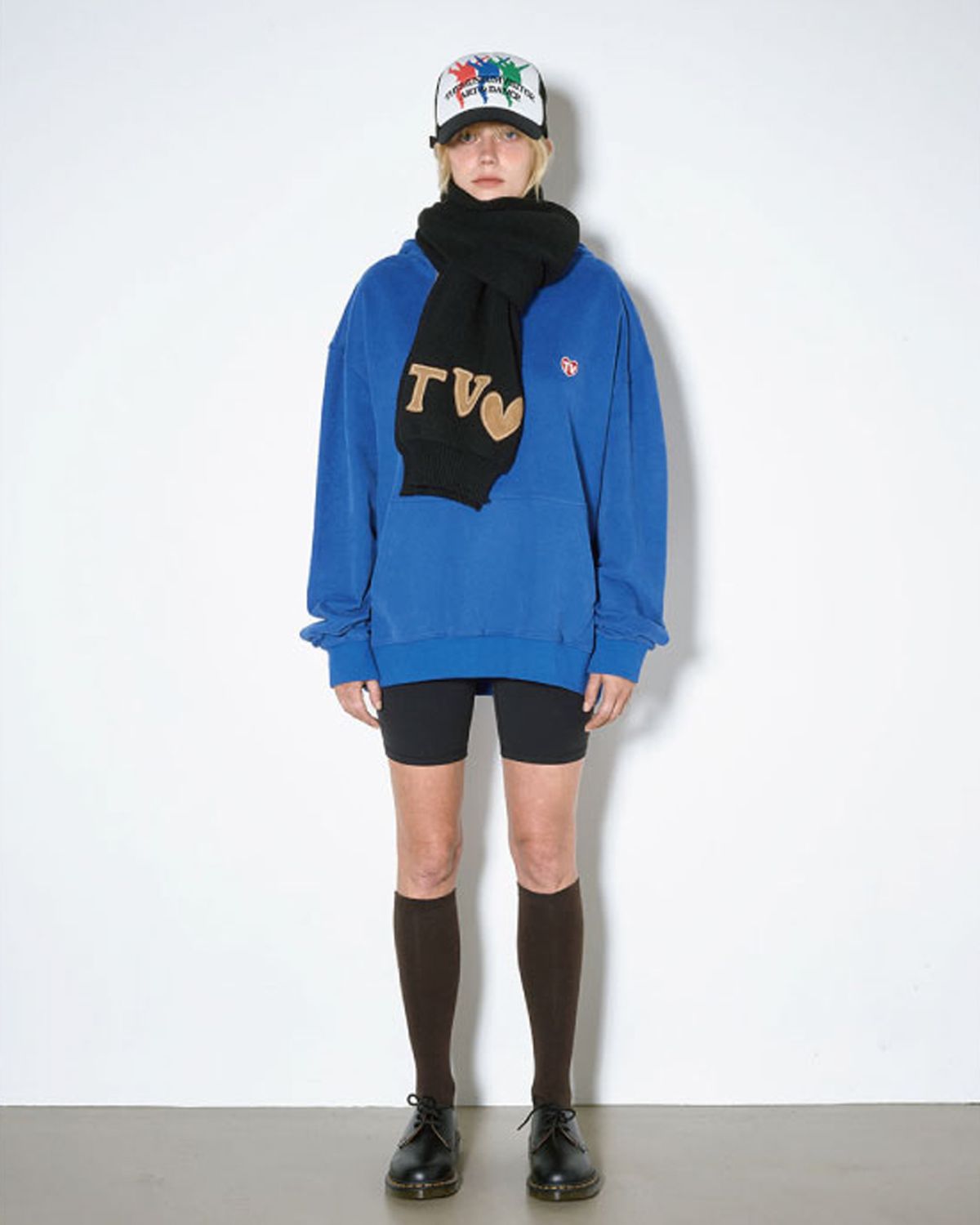 더뮤지엄비지터(THEMUSEUMVISITOR) TV HEART LOGO HOODY (BLUE)