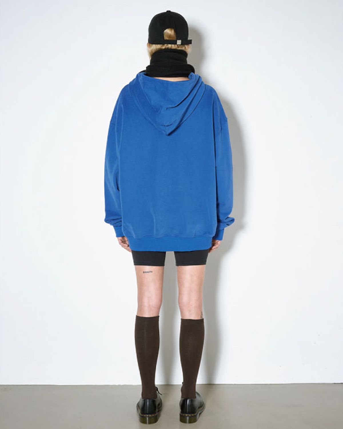더뮤지엄비지터(THEMUSEUMVISITOR) TV HEART LOGO HOODY (BLUE)