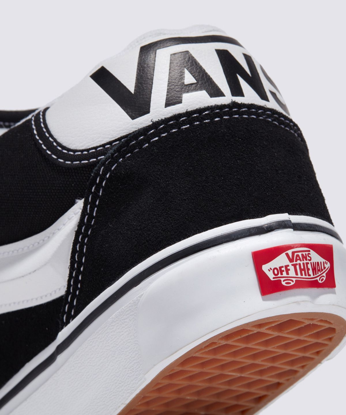 반스(VANS) 뉴 미드 - 블랙:트루 화이트 / VN000CQ96BT1