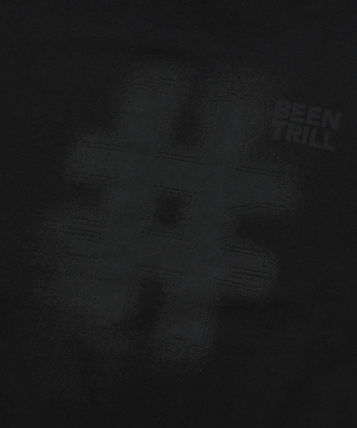 빈트릴(BEENTRILL) 블러 스티치 해시태그 오버핏 후드티(블랙)
