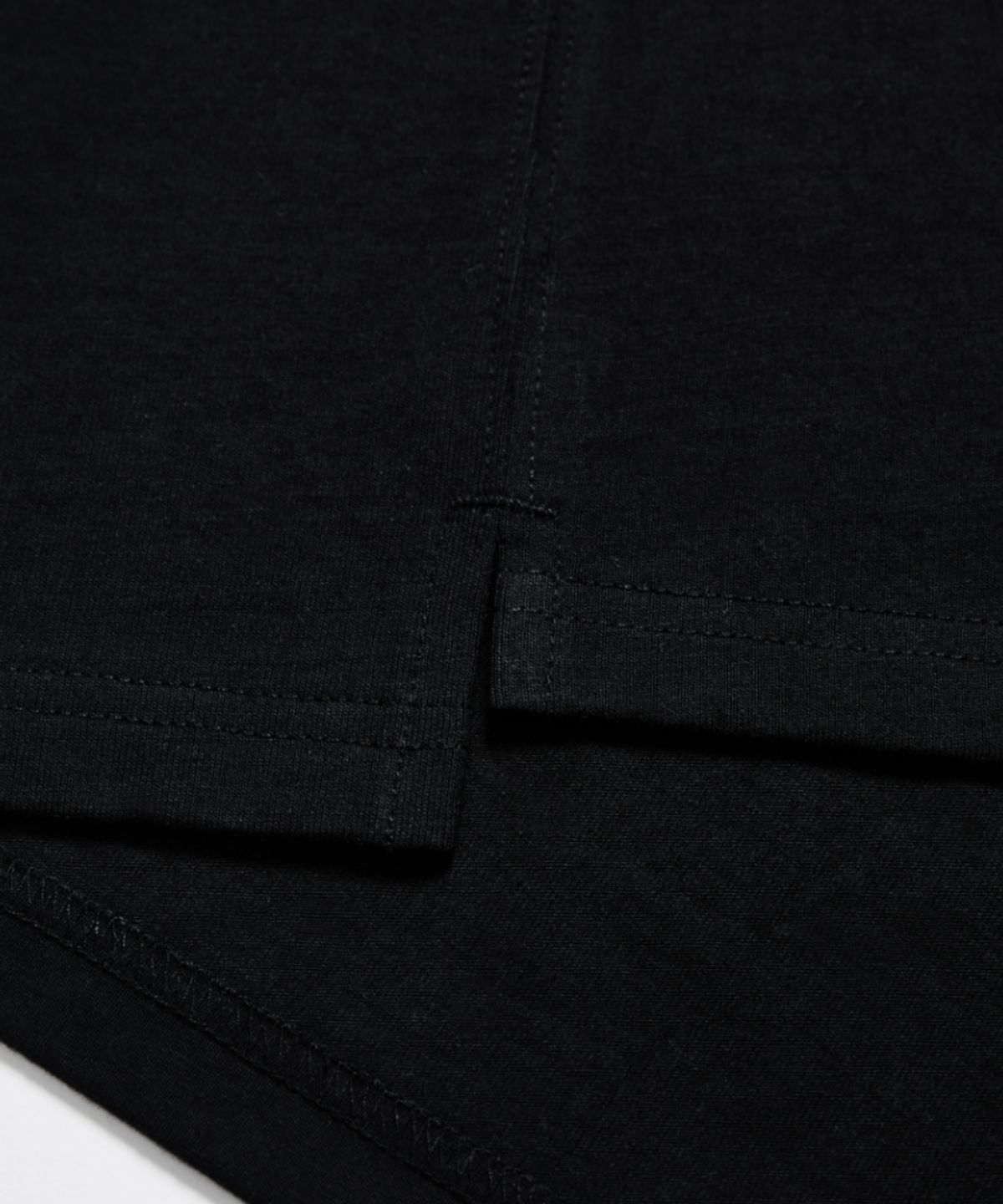 칠씨비(CHILLSEABEE) [REMOR]Logo-embroidered short-sleeve T-shirts.
