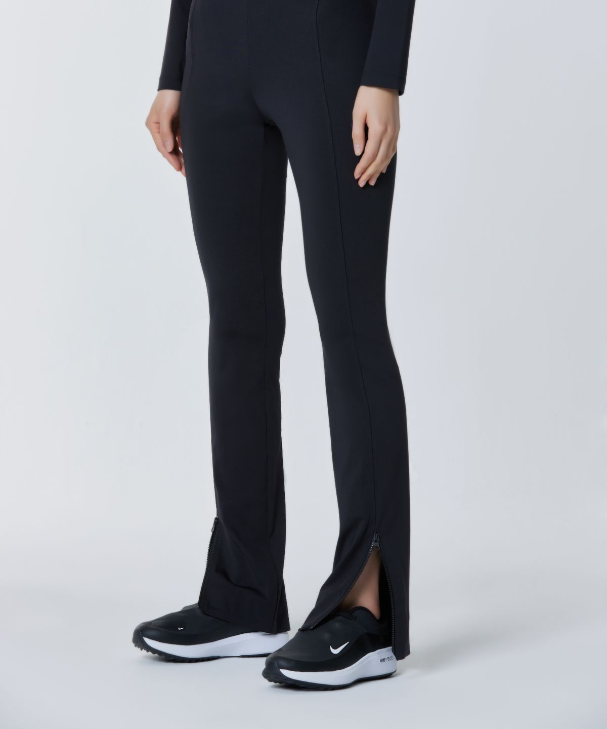 칠씨비(CHILLSEABEE) [FLER]Mini flare leggings with zip at hem.