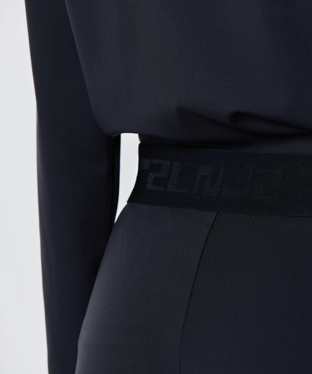 칠씨비(CHILLSEABEE) [FLER]Mini flare leggings with zip at hem.