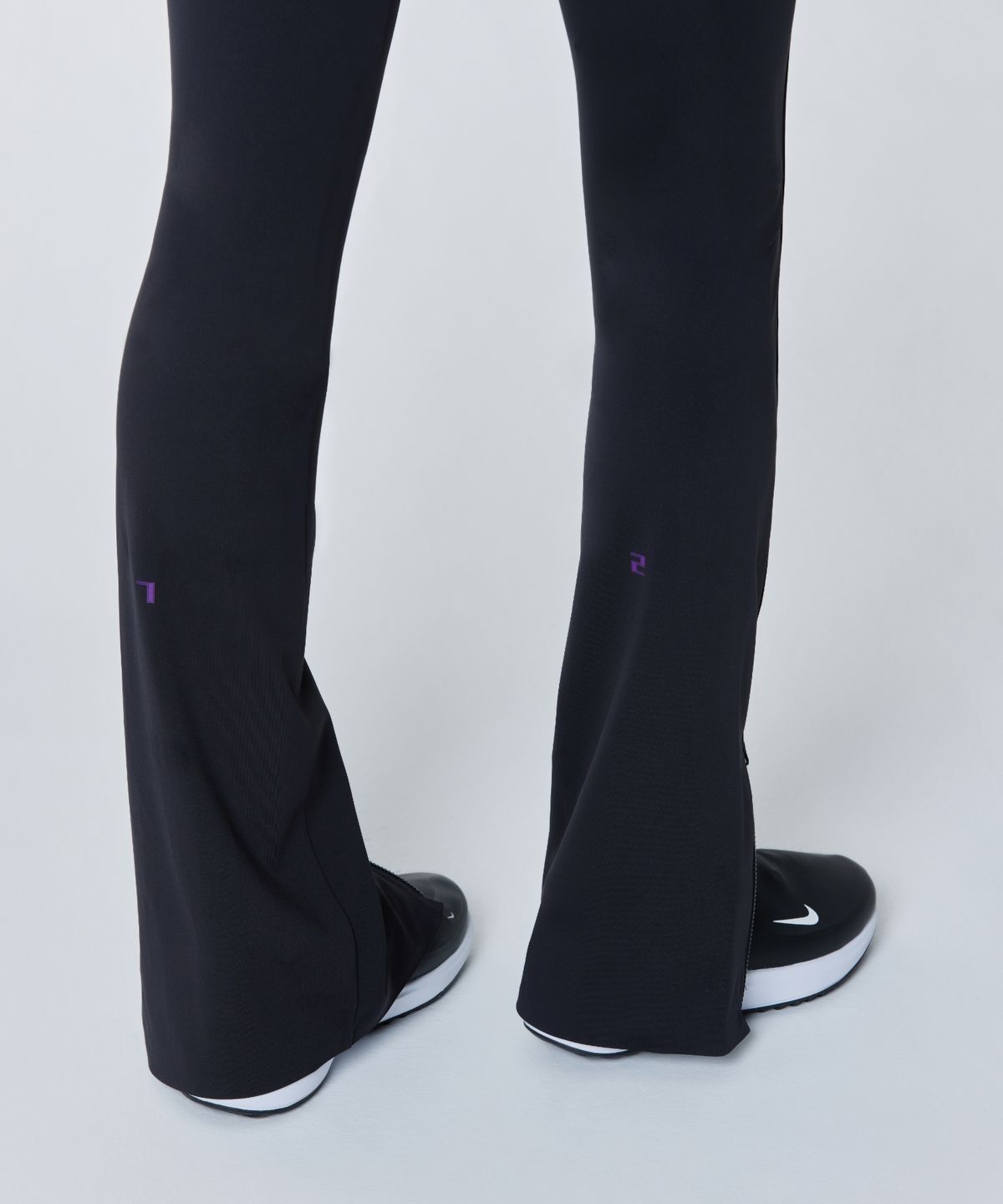 칠씨비(CHILLSEABEE) [FLER]Mini flare leggings with zip at hem.