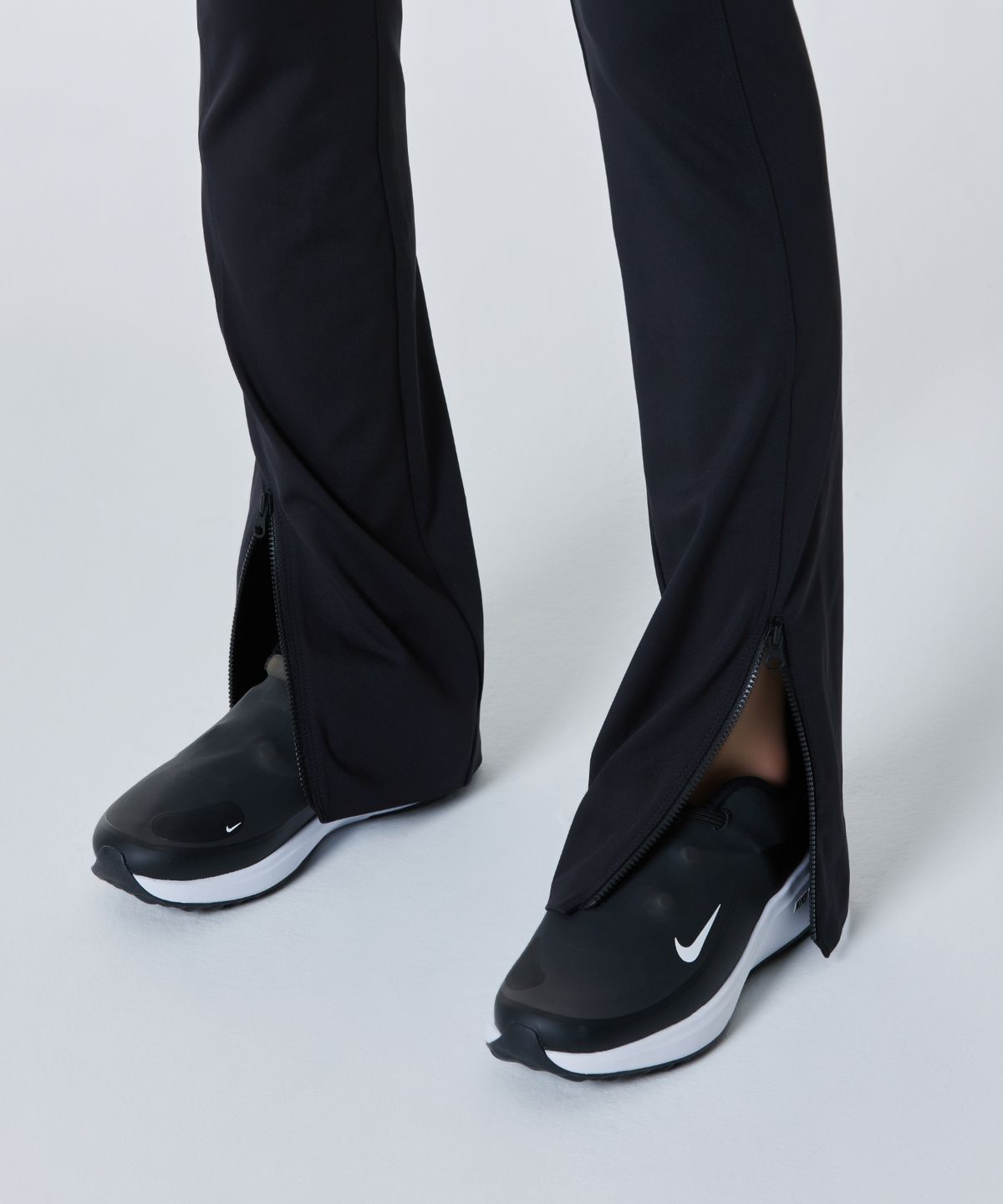 칠씨비(CHILLSEABEE) [FLER]Mini flare leggings with zip at hem.