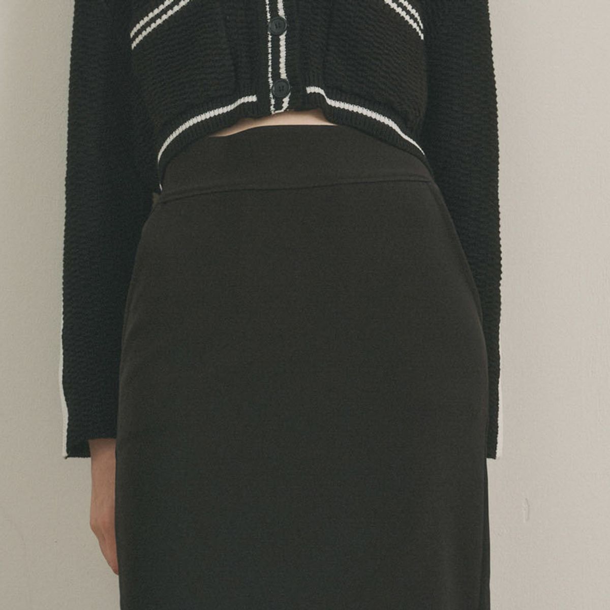 에이앤레이(AEIREI) AR_Simple side pocket slim skirt_BLACK