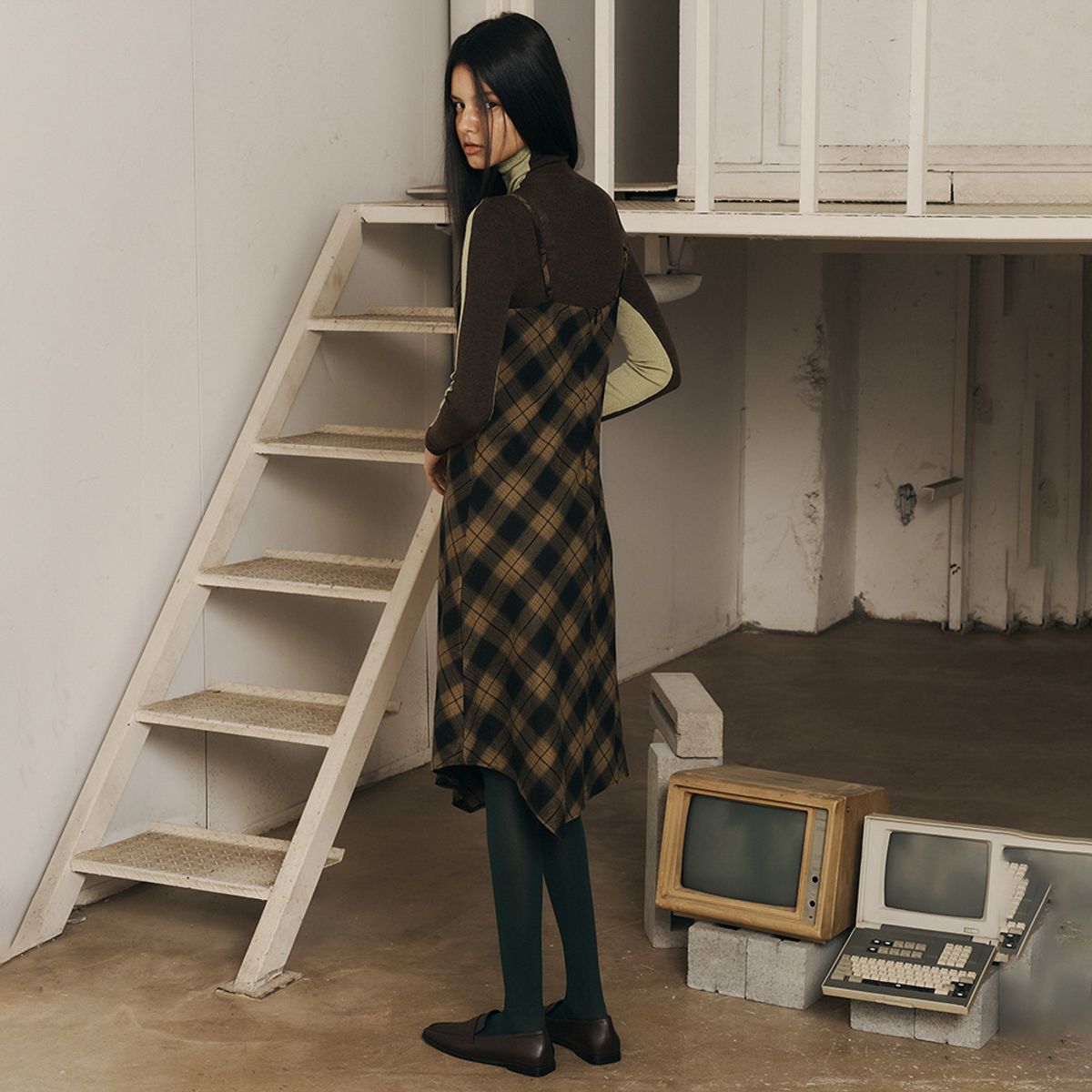 에이앤레이(AEIREI) AR_Irregular plaid suspender dress