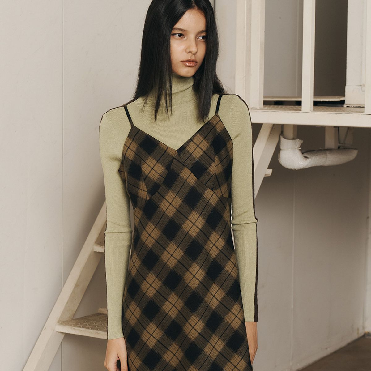 에이앤레이(AEIREI) AR_Irregular plaid suspender dress