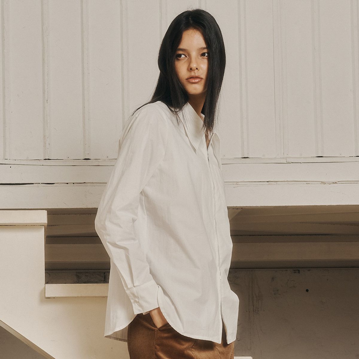 에이앤레이(AEIREI) AR_White niche zipper shirt