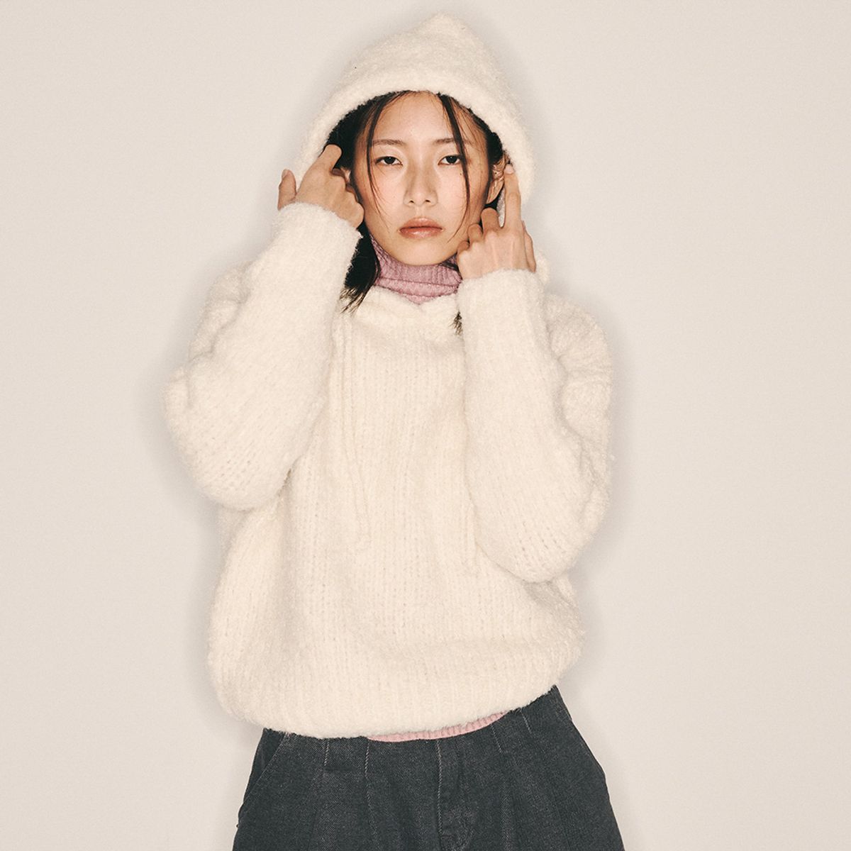 에이앤레이(AEIREI) AR_Fluffy hooded sweater_2color
